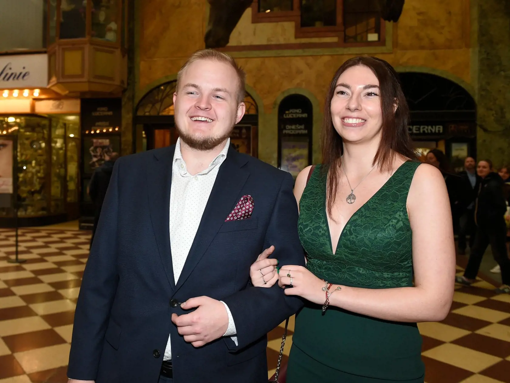 Syn Ivety Bartošovej Artur Štaidl dorazil na premiéru minisérie Iveta po boku svojej priateľky.
