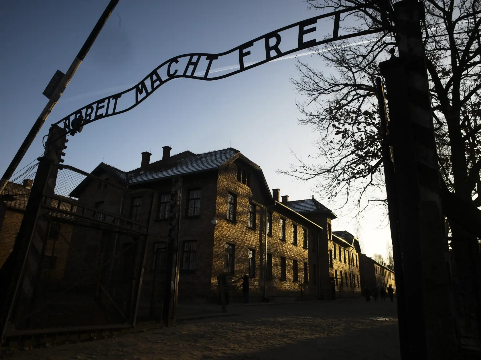 KK19 Osvienčim - Na snímke slnečné lúče dopadajú na budovu pri vstupe do bývalého nacistického koncentračného tábora Auschwitz-Birkenau v Osvienčime 6. decembra 2019. Nemecká kancelárka Angela Merkelová navštívi v piatok 6. decembra nacistický koncentračný tábor Auschwitz-Birkenau. Bude to Merkelovej prvá návšteva tohto pamätného miesta, odkedy sa pred 14 rokmi ujala svojho úradu a v poradí tretia návšteva úradujúcej šéfky nemeckej vlády v priestoroch bývalého vyhladzovacieho tábora. Návšteva sa