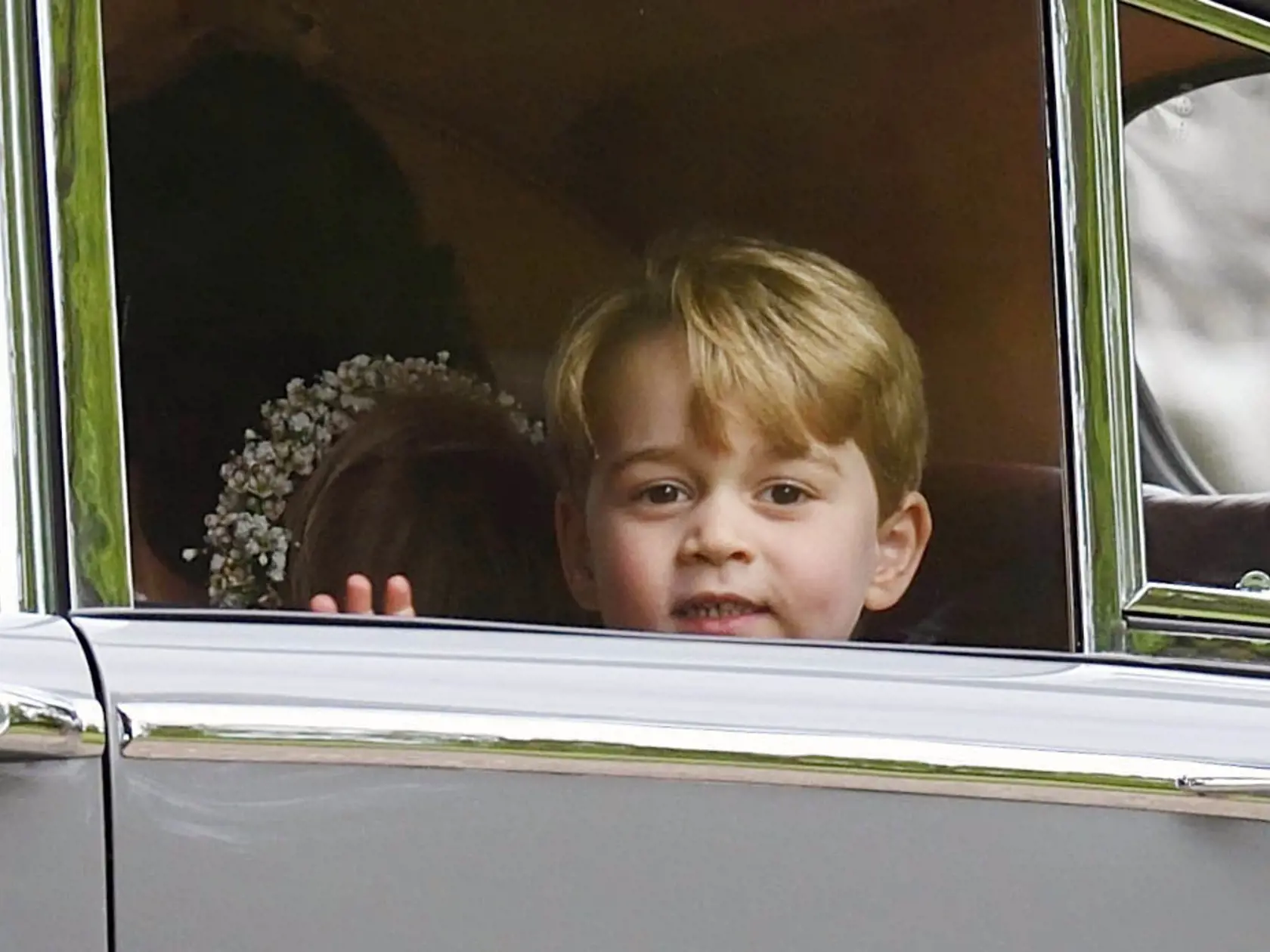 Nedávno sa uskutočnila veľkolepá svadba princovej tety Pippy Middleton. George sa zúčastnil na sobáši, kde bol spolu so svojou sestričkou detskou družbou. Takto zvedavo pozeral z okna auta na všetkých svadobčanov.