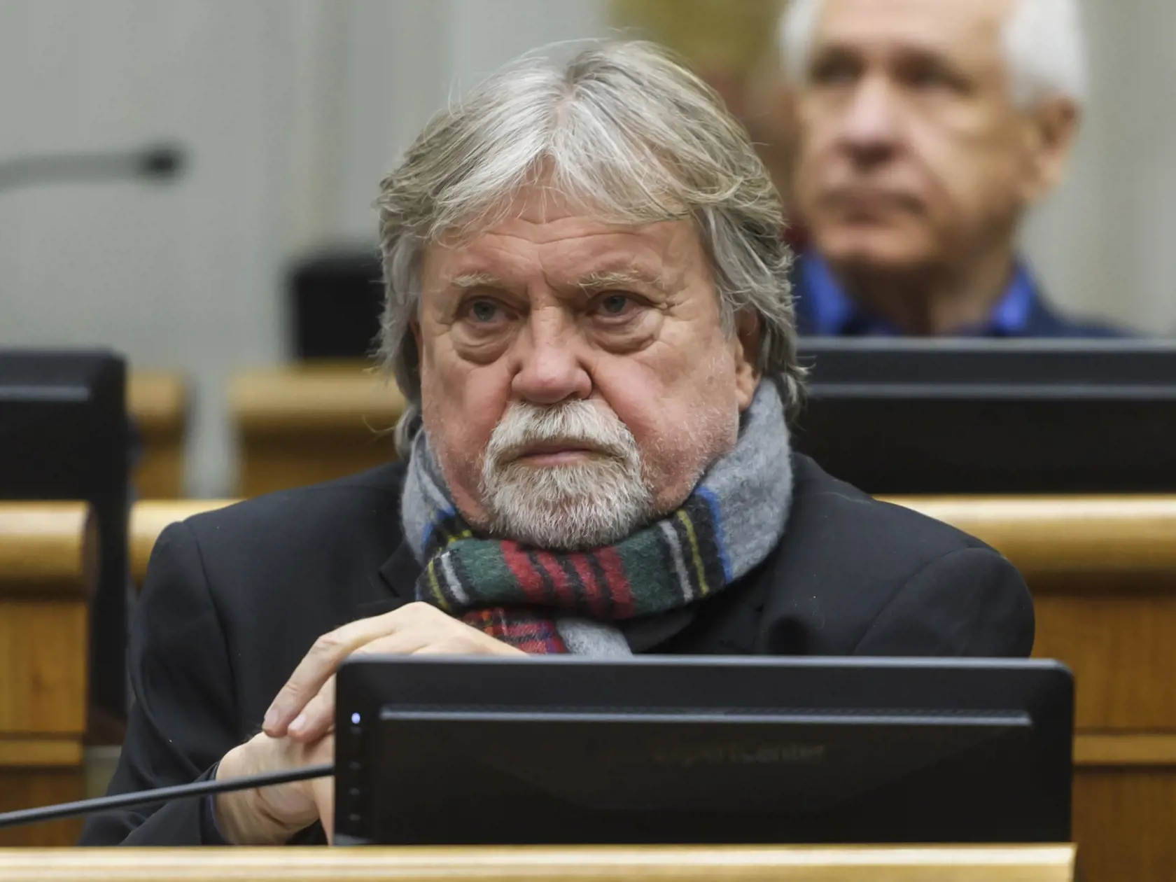Dušan Jarjabek (Smer) v parlamente počas hlasovania o schválení novely tzv. kompetenčného zákona na 6. schôdzi parlamentu v Bratislave 16. januára 2024.