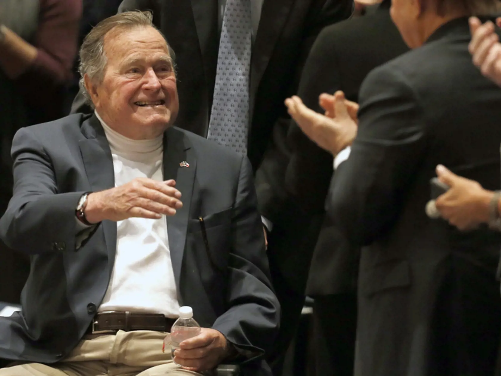 George H. W. Bush bol obžalovaný ďalšími dvoma ženami. Toto im mal robiť!