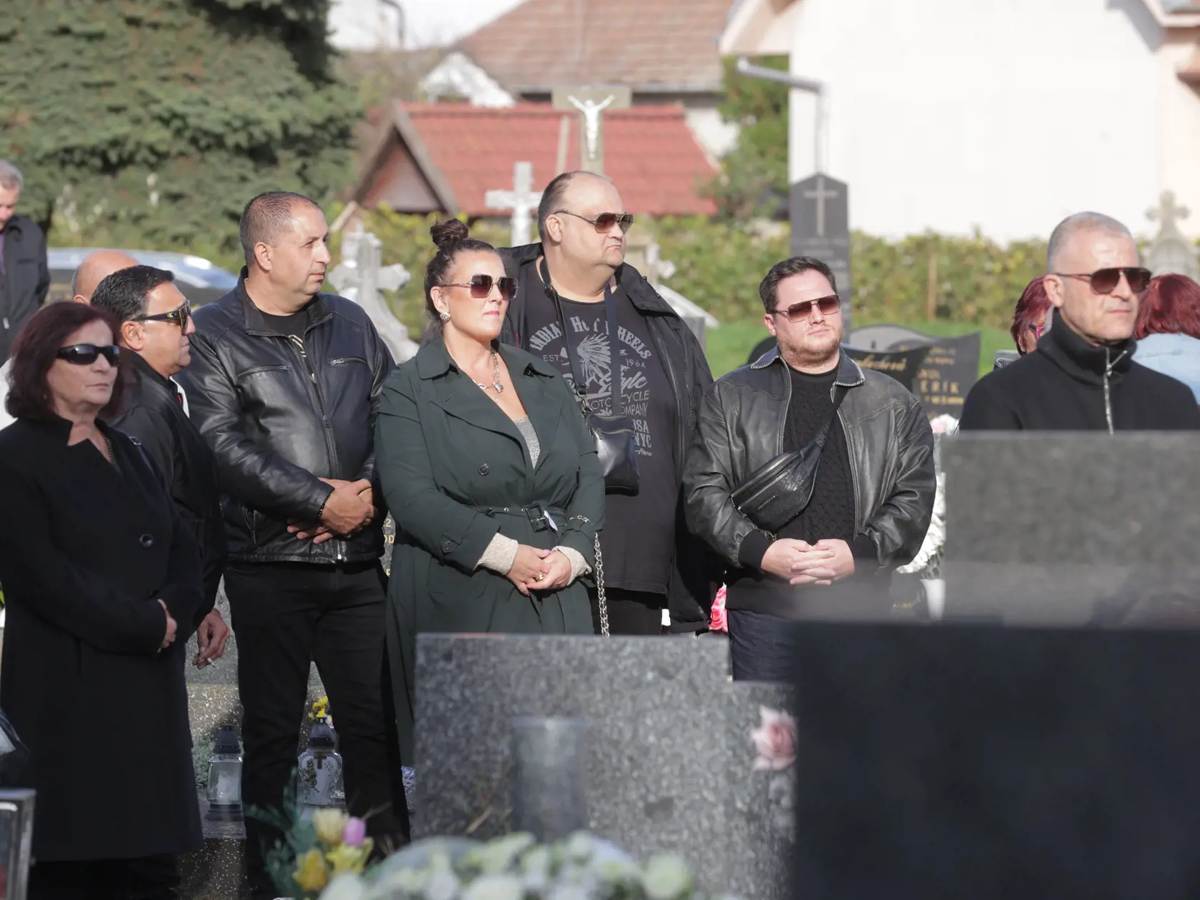 Posledná rozlúčka s hudobníkom Ľubom Virágom (†68). Pochovaný bude na cintoríne v obci Šintava. Na snímke vpravo Igor Kmeťo mladší.