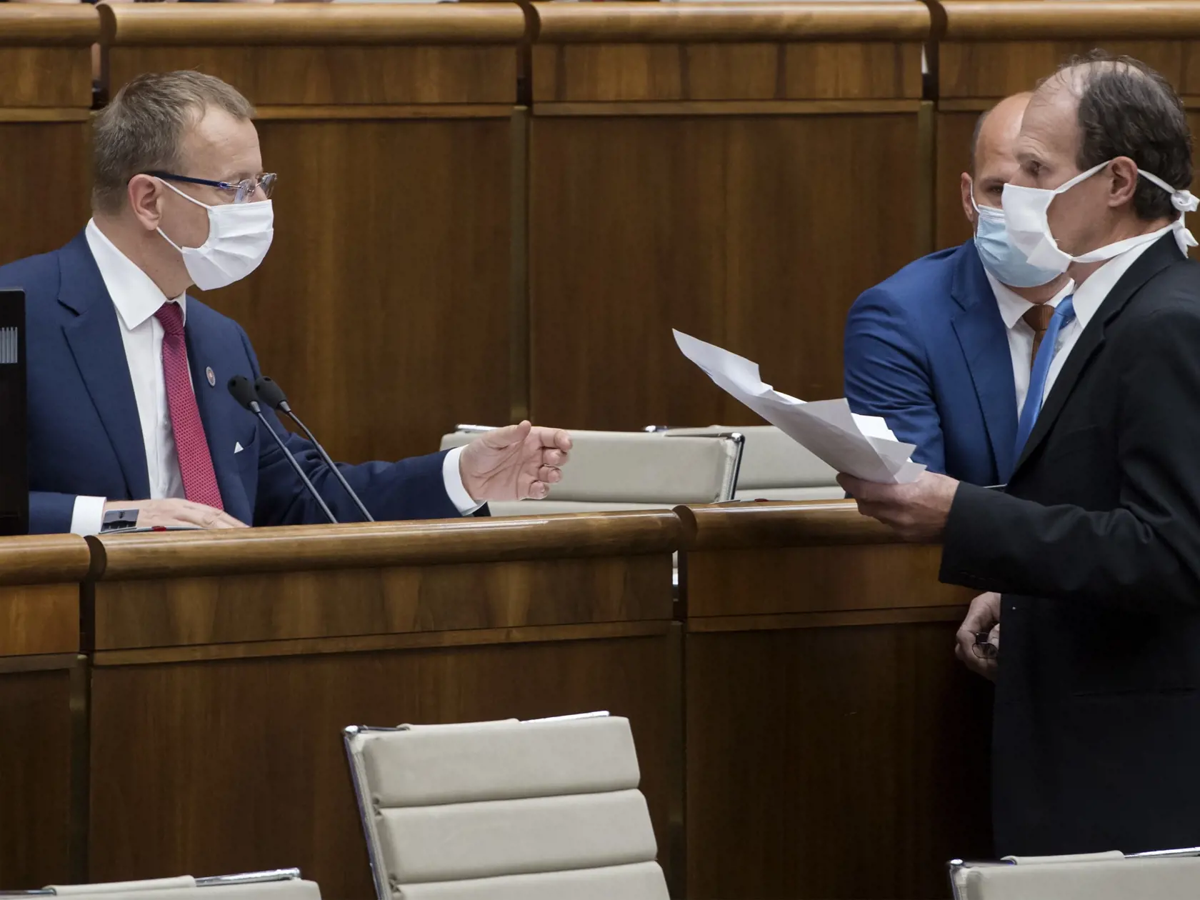 Na snímke vľavo predseda NR SR Boris Kollár (SME RODINA) a vpravo nezaradený poslanec parlamentu SR Štefan Kuffa počas rokovania 8. schôdze Národnej rady SR 3. júna 2020 v Bratislave. FOTO TASR - Martin Baumann

