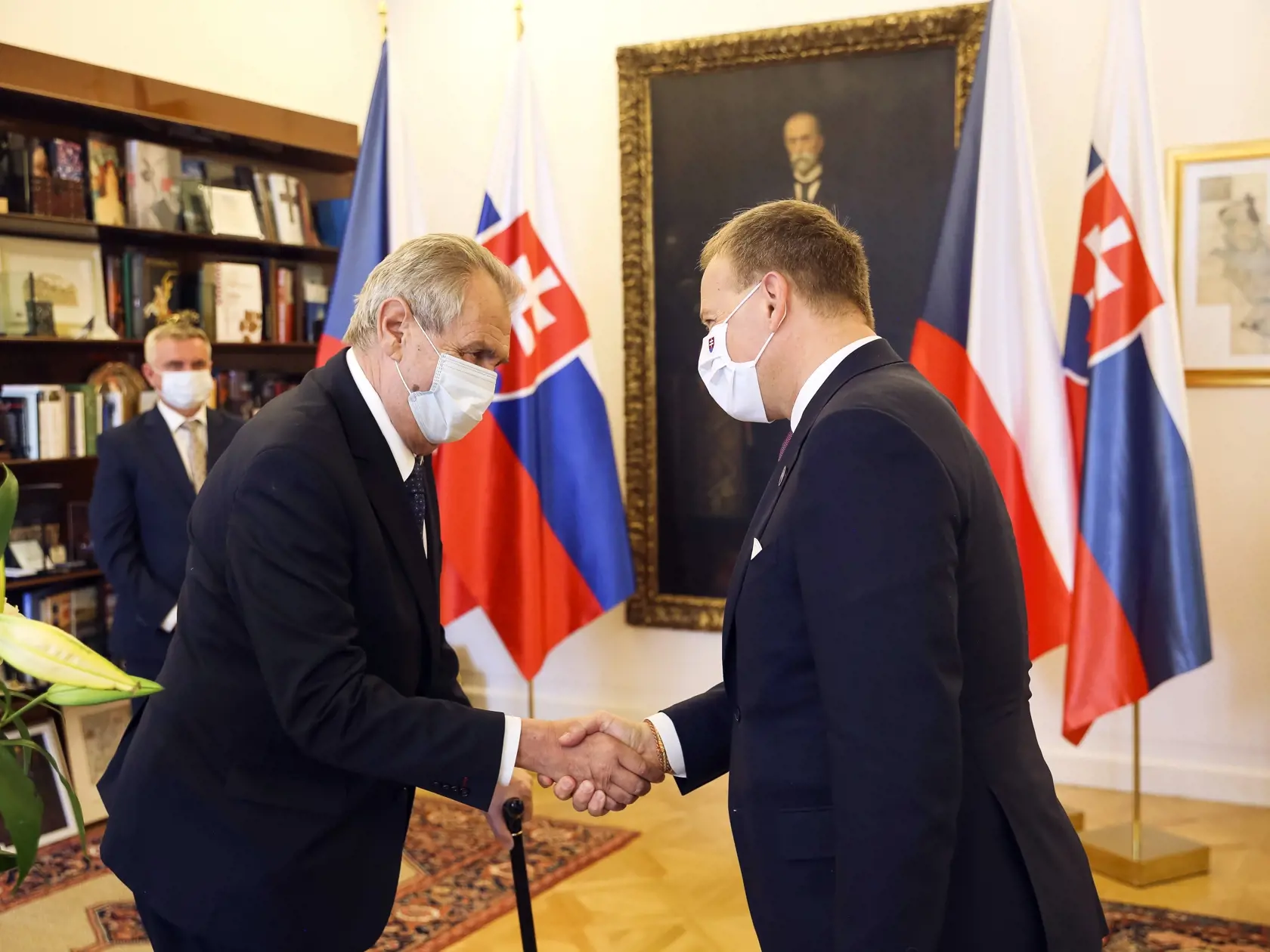 Na snímke český prezident Miloš Zeman (vľavo) a predseda NR SR Boris Kollár počas prijatia. Predseda NR SR Boris Kollár pricestoval na svoju prvú oficiálnu zahraničnú návštevu do Českej republiky. V Prahe 9. júna 2020. FOTO TASR - Kancelária NR SR
