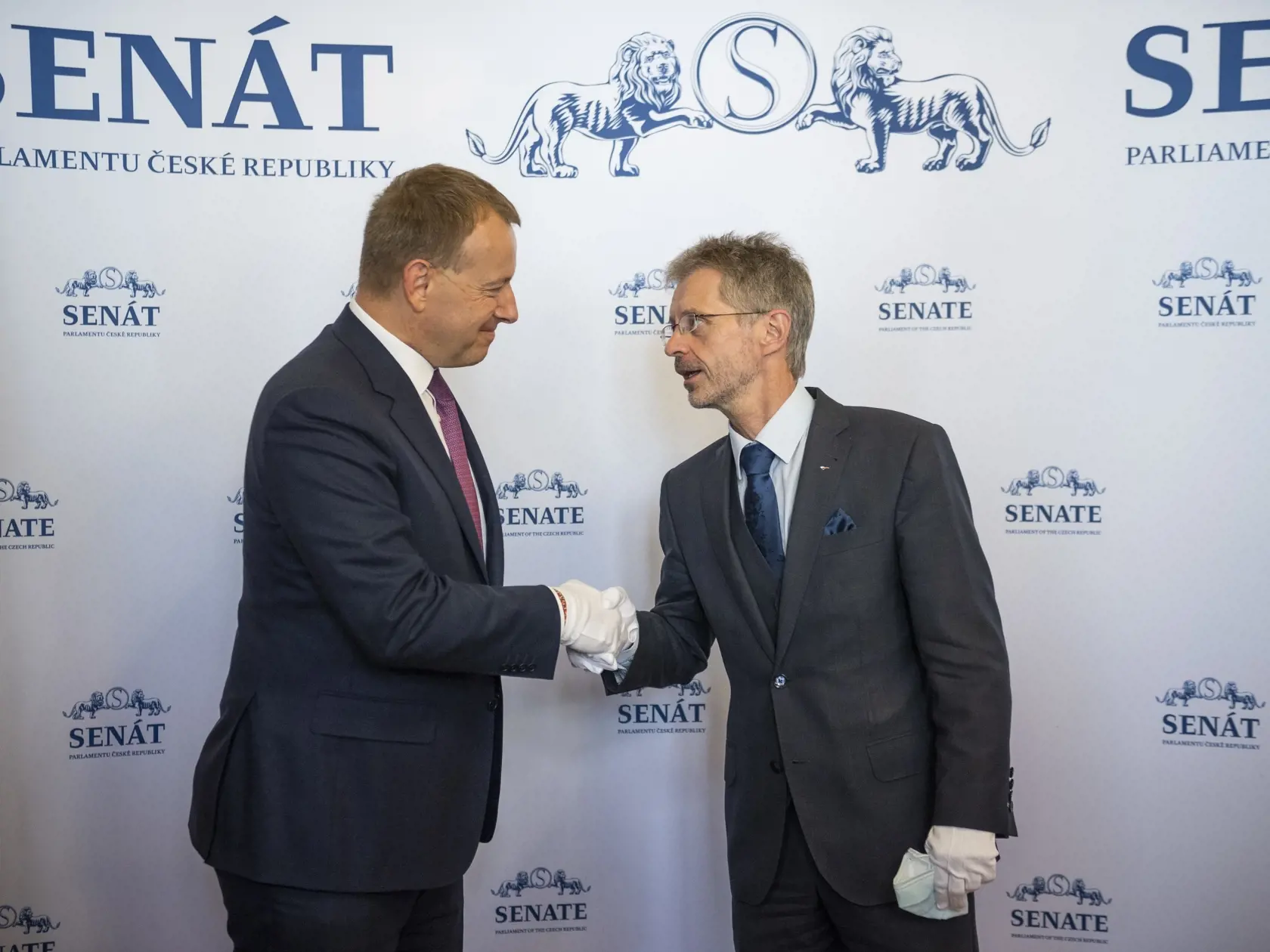 Na snímke zľava predseda NR SR Boris Kollár a predseda Senátu Parlamentu ČR Miloš Vystrčil počas prijatia v Senáte Parlamentu ČR. Slovenský predseda NR SR pricestoval na svoju prvú oficiálnu zahraničnú návštevu do Českej republiky. V Prahe 9. júna 2020. FOTO TASR - Jaroslav Novák