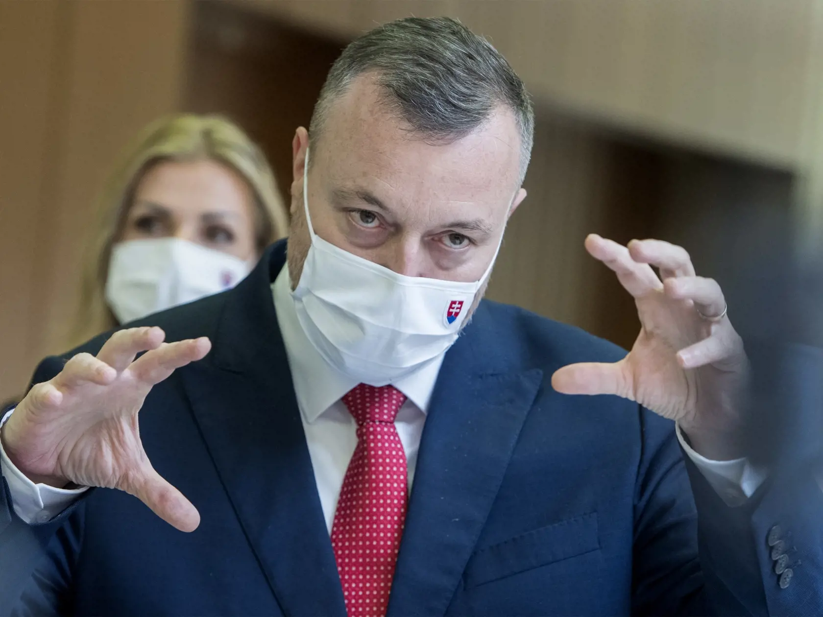Na snímke vľavo poslankyňa NR SR Petra Krištúfková a vpravo minister práce, sociálnych vecí a rodiny Milan Krajniak (obaja Sme rodina) počas brífingu s novinármi v rámci 25. zasadnutia vlády SR v streda 17. júna 2020 v Bratislave. Petra Krištúfková bude novou splnomocnenkyňou vlády pre podporu rodiny a sociálnu pomoc. Ide o nový post, ktorý vznikne na návrh ministra práce Milana Krajniaka. Návrh na jej vymenovanie v stredu schválila vláda premiéra Igora Matoviča (OĽaNO). FOTO TASR - Martin Bauma