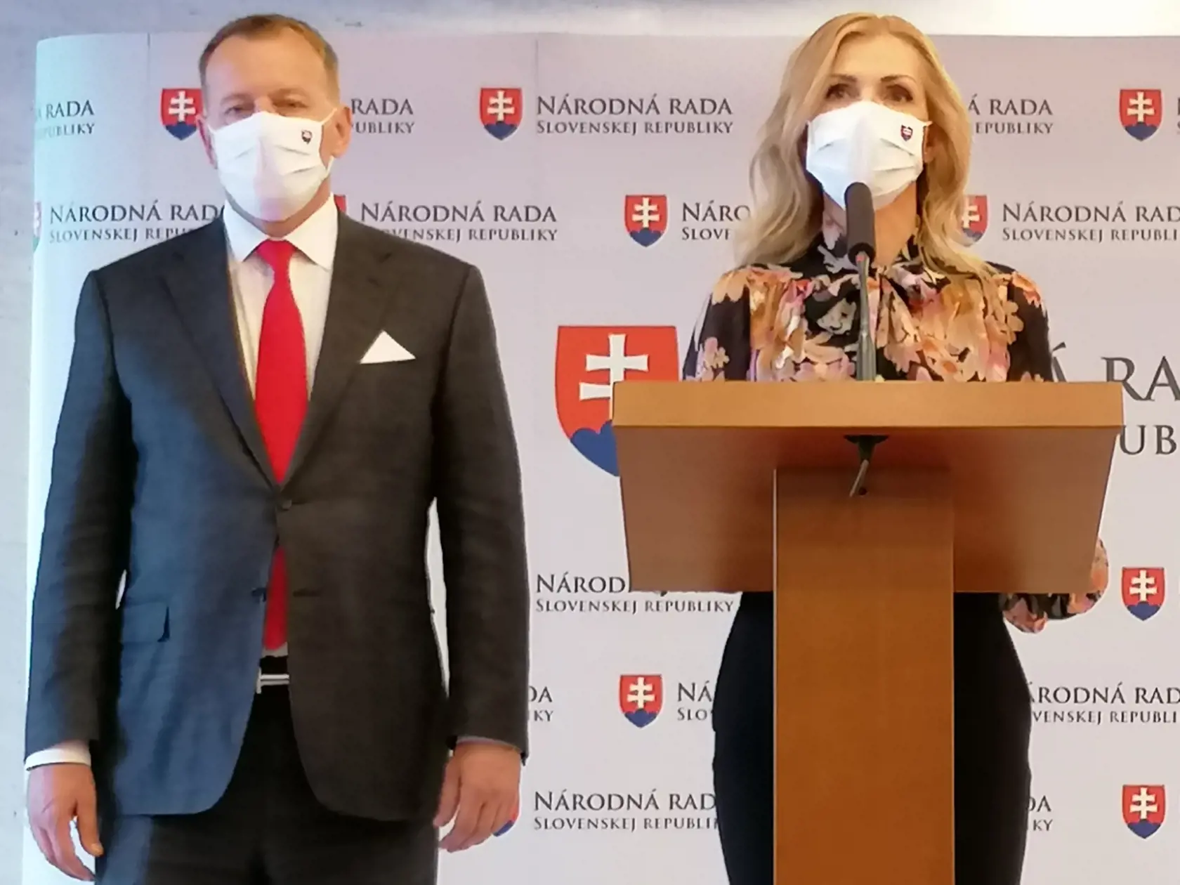 Krištúfková s Kollárom počas tlačovky, na ktorej sa poslankyňa po 4 dňoch vzdala svojej funkcie splnomocnenkyne.