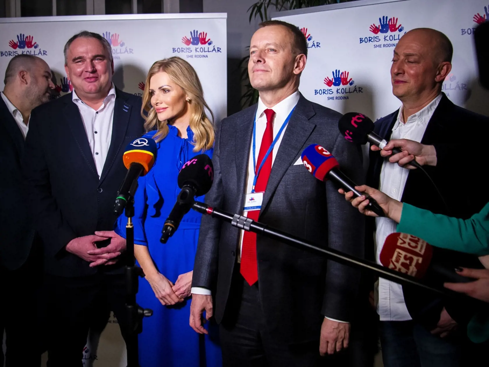 Na snímke členovia hnutia Sme rodina zľava Peter Pčolinský, Jozef Lukáč, Petra Krištúfková, predseda Sme Rodina Boris Kollár a Ľudovít Goga počas tlačovej konferencie po zverejnení prvých volebných odhadov vo volebnej centrále 29. februára 2020 v Bratislave. FOTO TASR – Jakub Kotian
