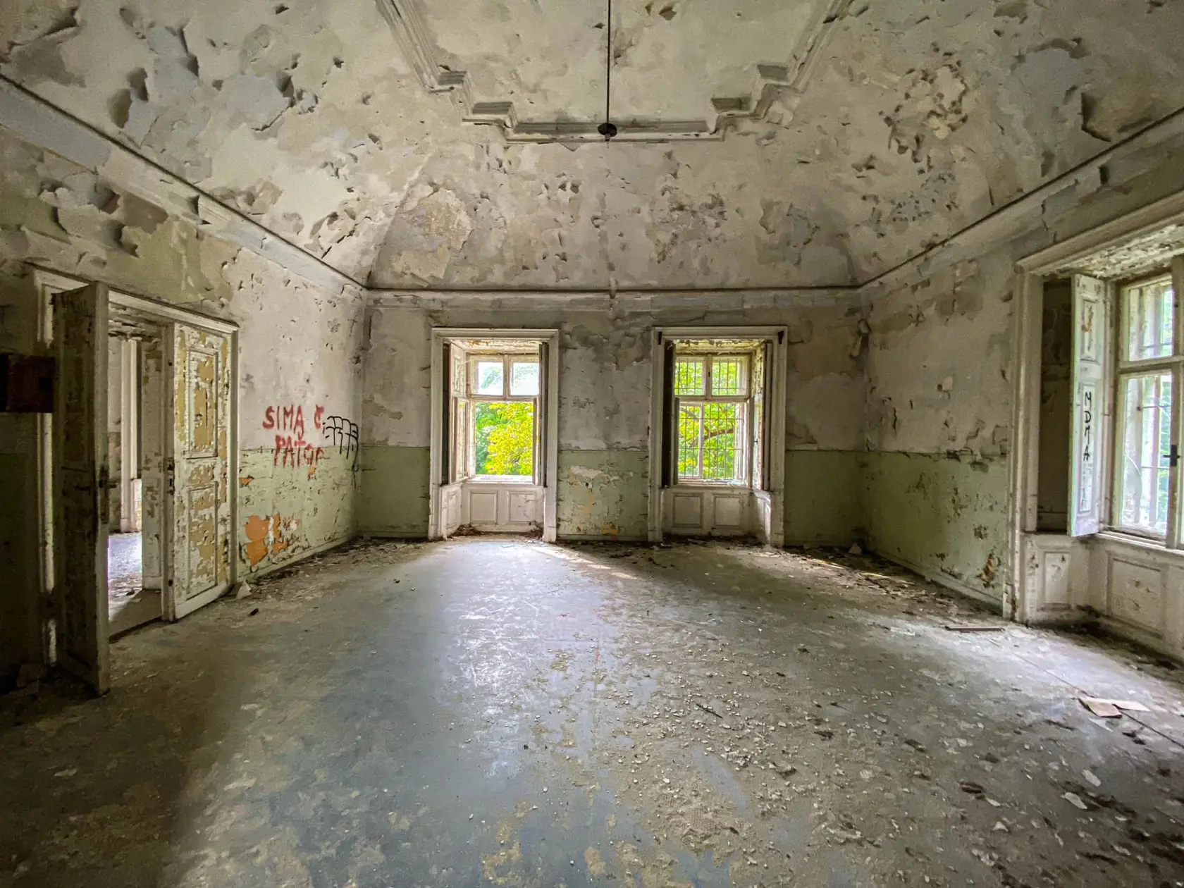 Bývalá psychiatria v Pezinku je už dlhé roky ovenčená mnohými mrazivými historkami. Pôvodné priestory nemocnice sú dnes v dezolátnom stave.