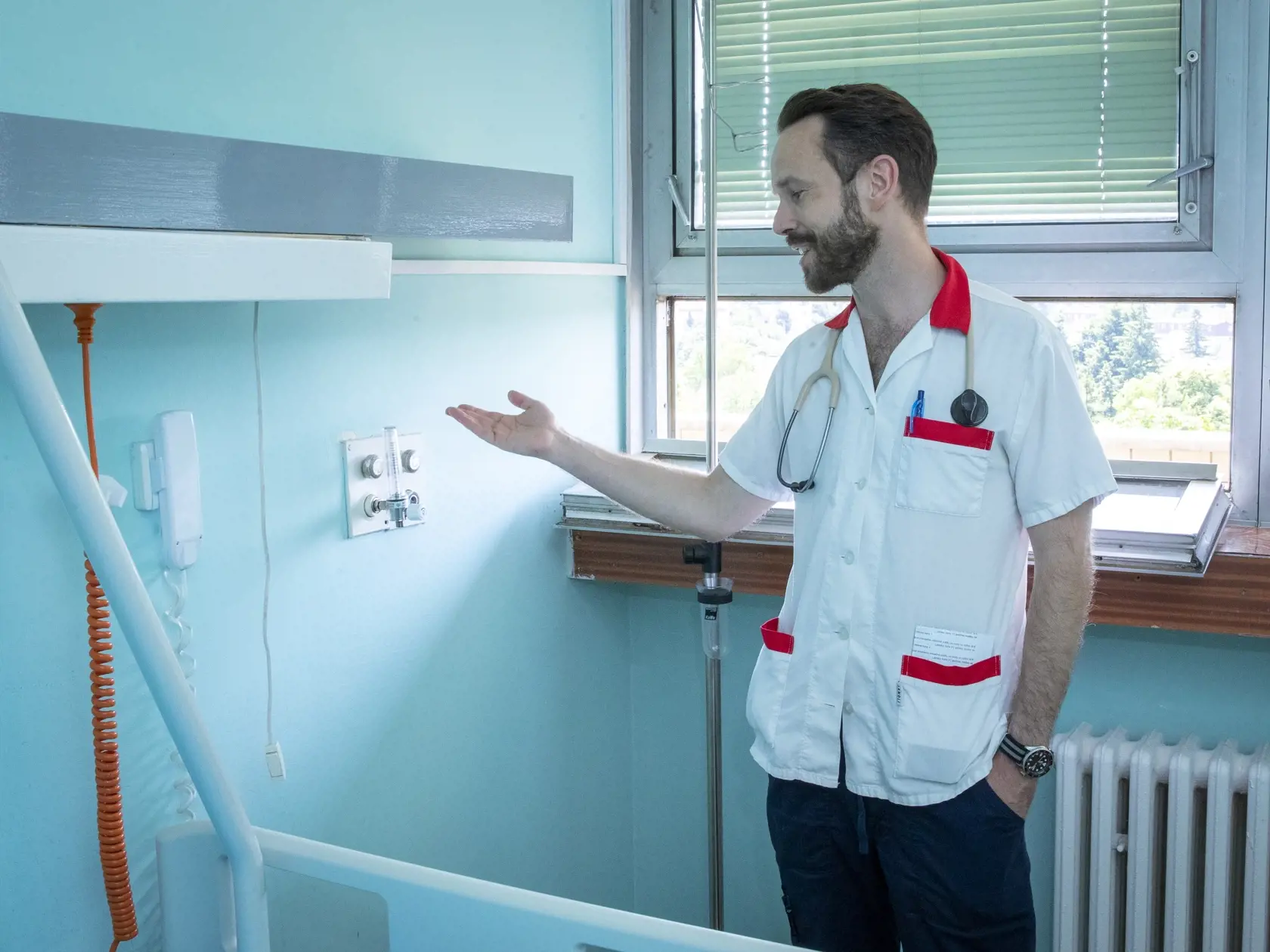 Aktuálna situácia s ochorením Covid - 19 na Slovensku. Klinika Infektológie a geografickej medicíny na bratislavských Kramároch zaznamenala výrazný pokles pacientov s ochorením Covid - 19. Na snímke je doc. MUDr. Peter Sabaka, PhD.