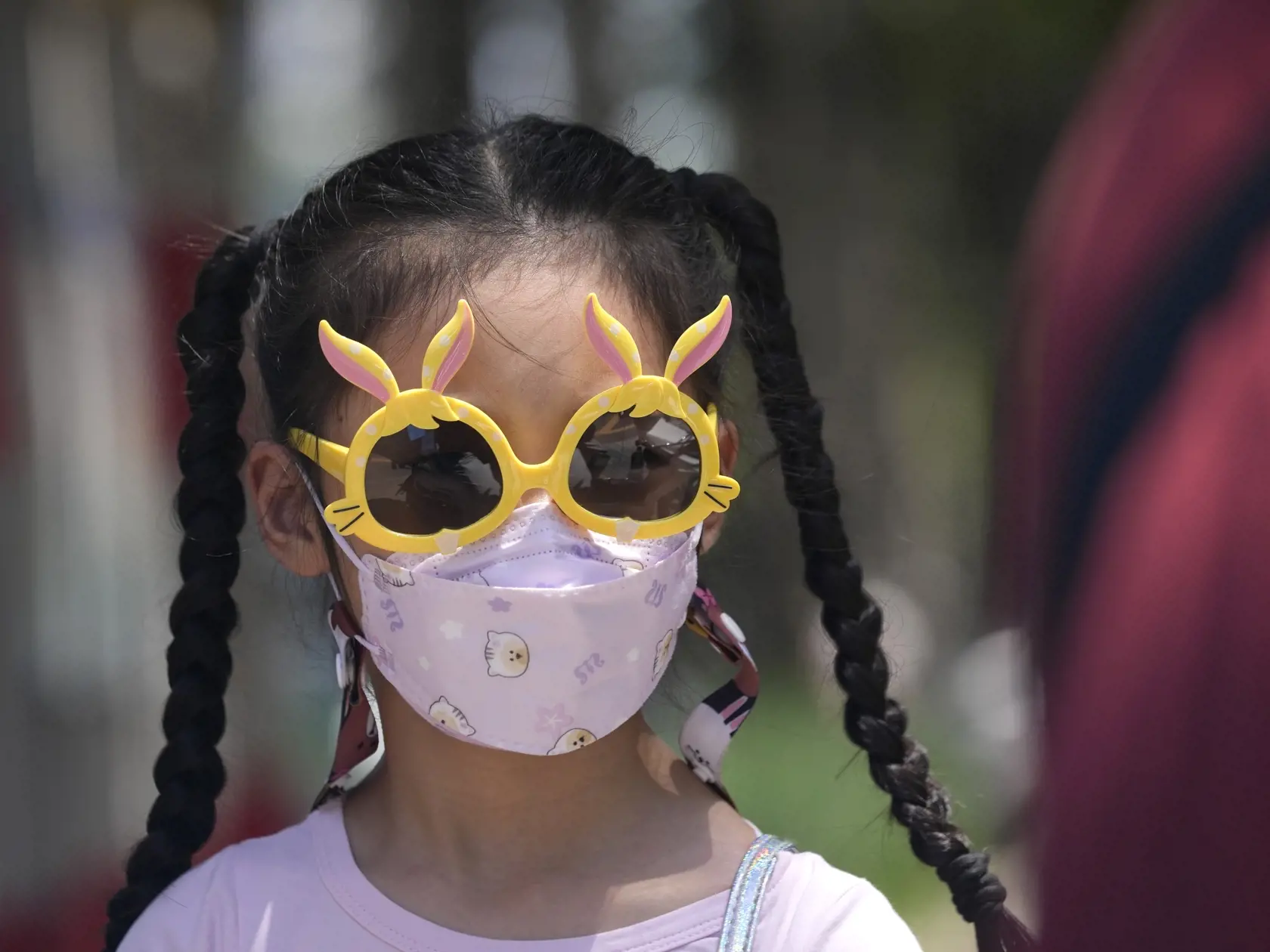 PK 9 Peking - Dievča s ochranným rúškom a so slnečnými okuliarmi kráča ulicami Pekingu 13. júla 2022. FOTO TASR/AP

A child wearing a mask and cartoon shades walk on the street, Wednesday, July 13, 2022, in Beijing. (AP Photo/Ng Han Guan)