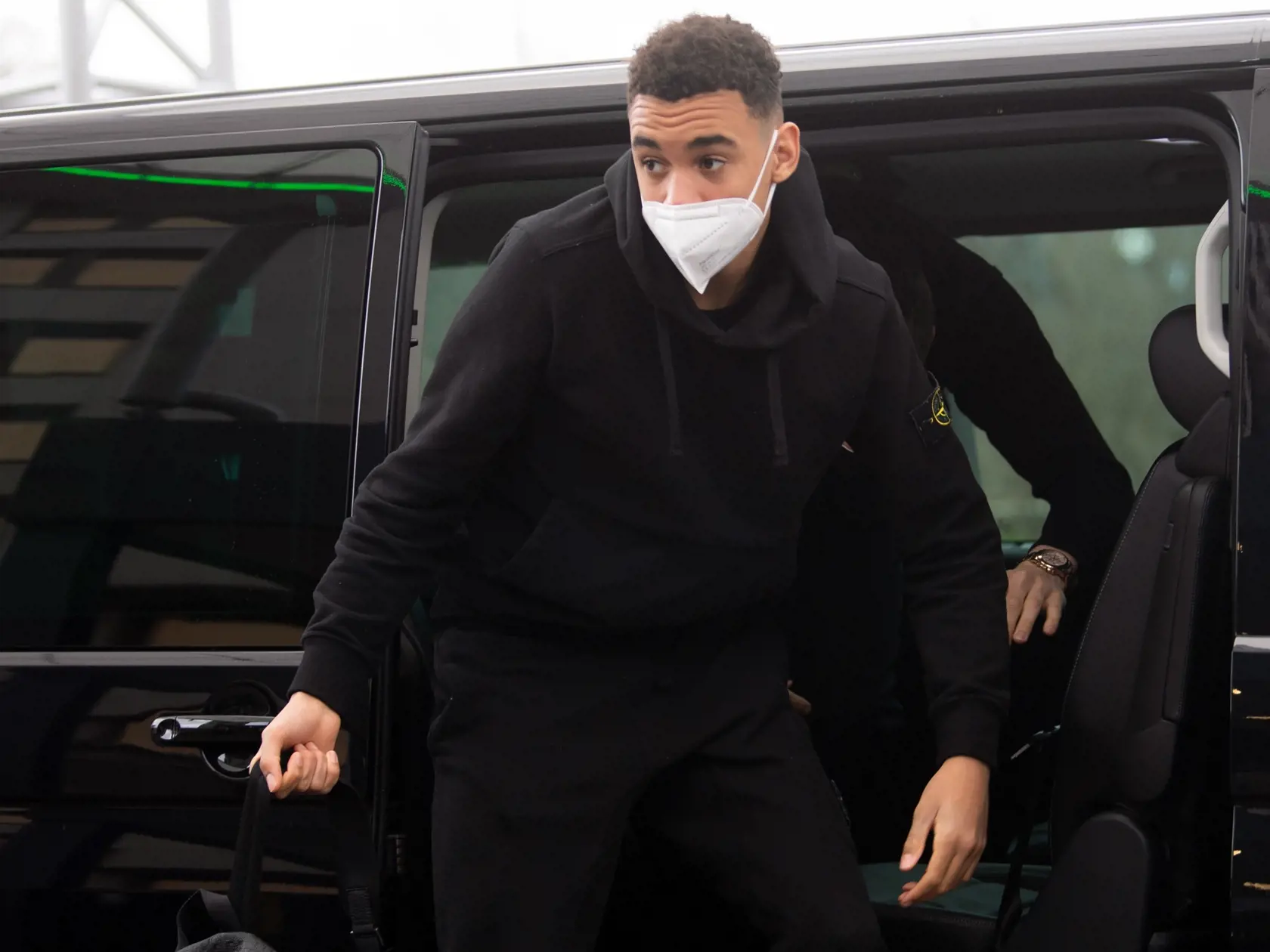 WA 18 archív Düsseldorf - Na archívnej snímke z 22. marca 2021 stredopoliar Bayernu Mníchov Jamal Musiala vystupuje z auta pred hotelom v Düsseldorfe. Futbalisti Bayernu Mníchov hlásia ďalší prípad koronavírusu v kádri. Pozitívny test mal stredopoliar Jamal Musiala a bude tak chýbať v stredajšom dueli Ligy majstrov na ihrisku Viktorie Plzeň. Devätnásťročný Musiala sa cíti dobre a je v domácej karanténe. FOTO TASR/DPA

 
22.03.2021, Nordrhein-Westfalen, Düsseldorf: Fußball: Nationalmannschaft, vo