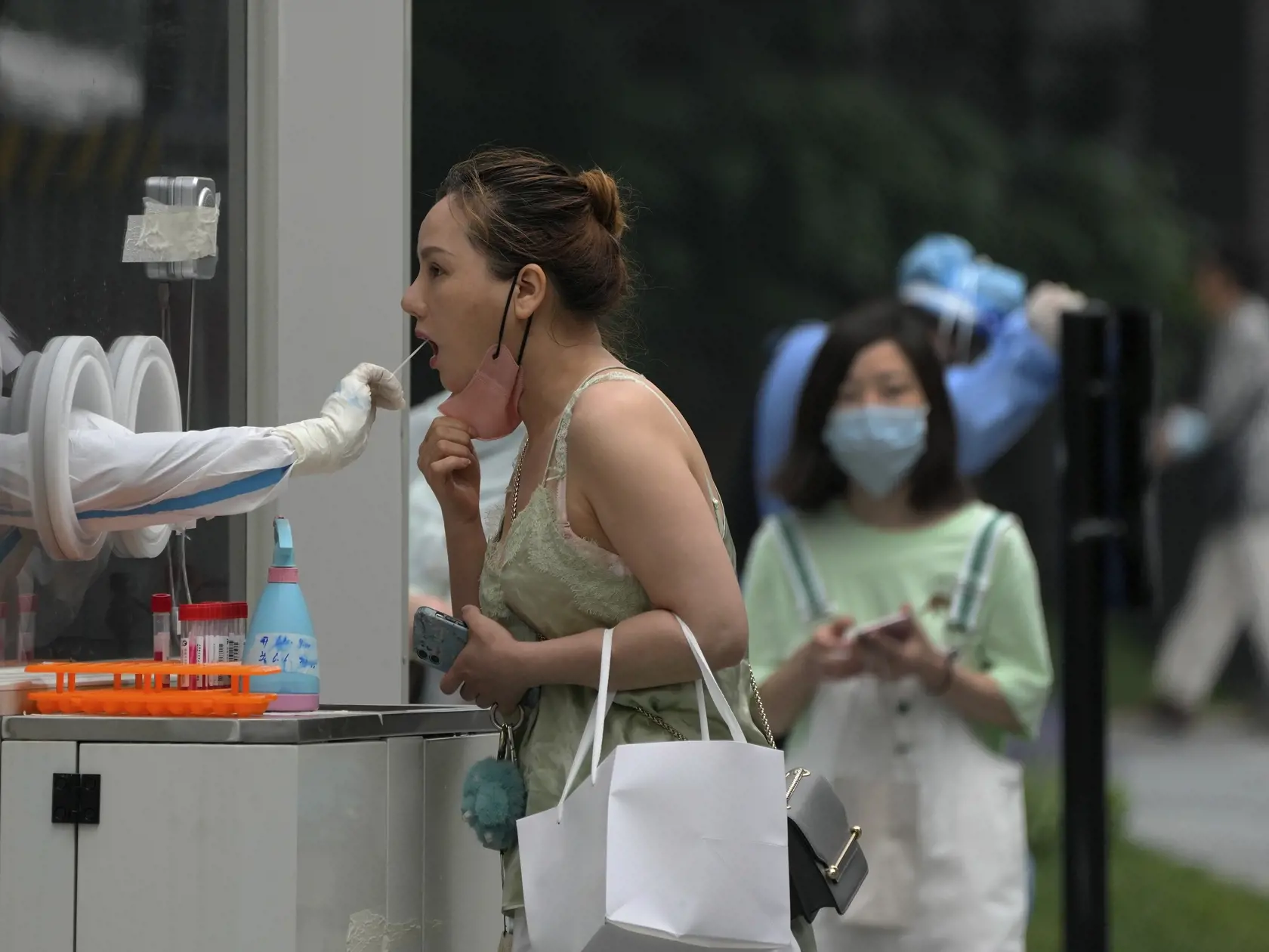 KK85 Peking - Na snímke žena počas testovania na ochorenie COVID-19 v Pekingu 12. júna 2022. FOTO TASR/AP
A woman gets a throat swab at a coronavirus testing site in Beijing, Sunday, June 12, 2022. (AP Photo/Andy Wong)