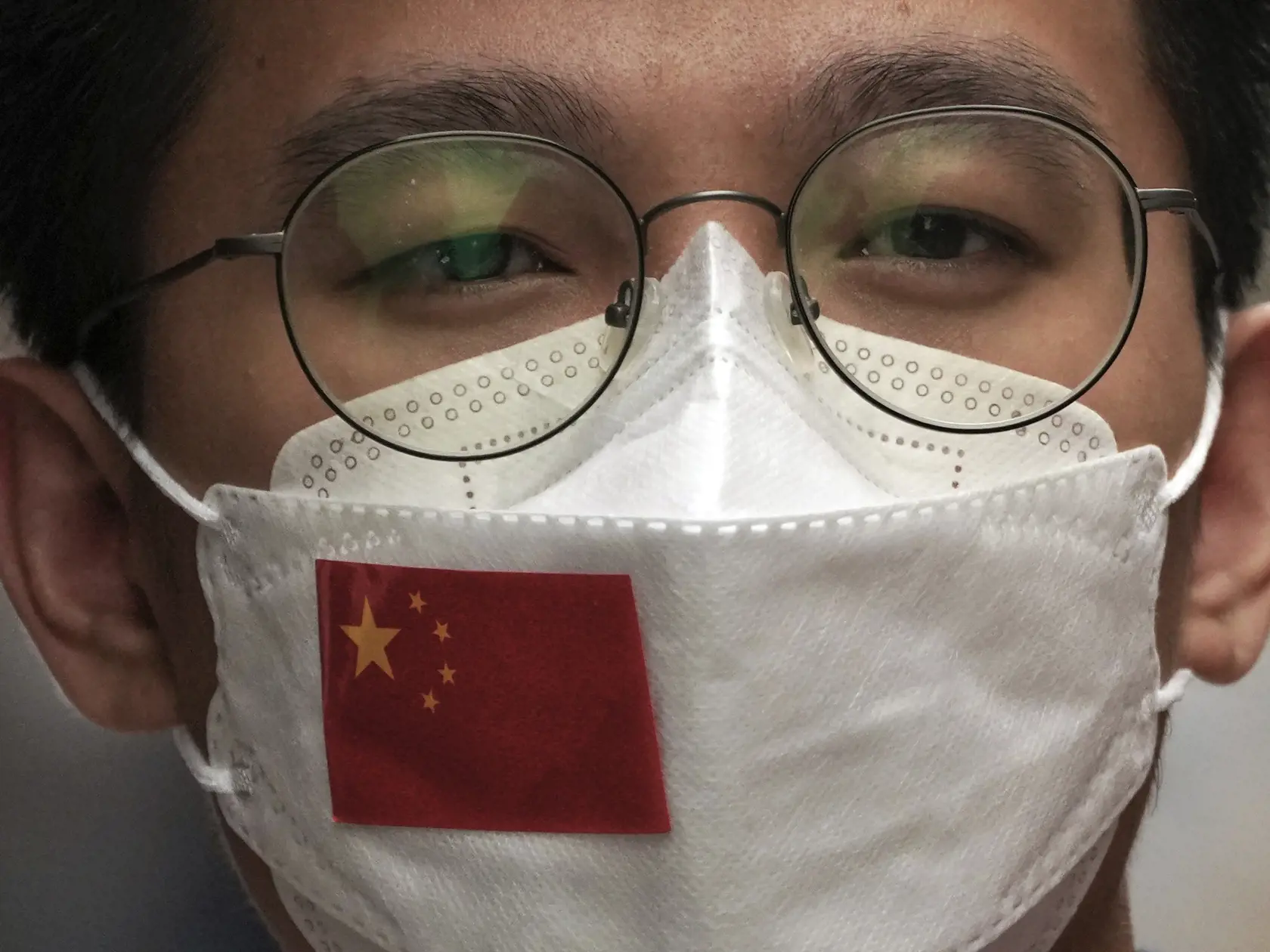 JB 33 Peking - Muž s ochranným rúškom s nalepenou čínskou zástavou kráča po ulici na námestí Čchien-men počas Národného dňa v čínskom Pekingu 3. októbra 2022. FOTO TASR/AP

A man wearing a face mask and a sticker with the Chinese flag walks along a street in Beijing, Monday, Oct. 3, 2022. (AP Photo/Andy Wong)