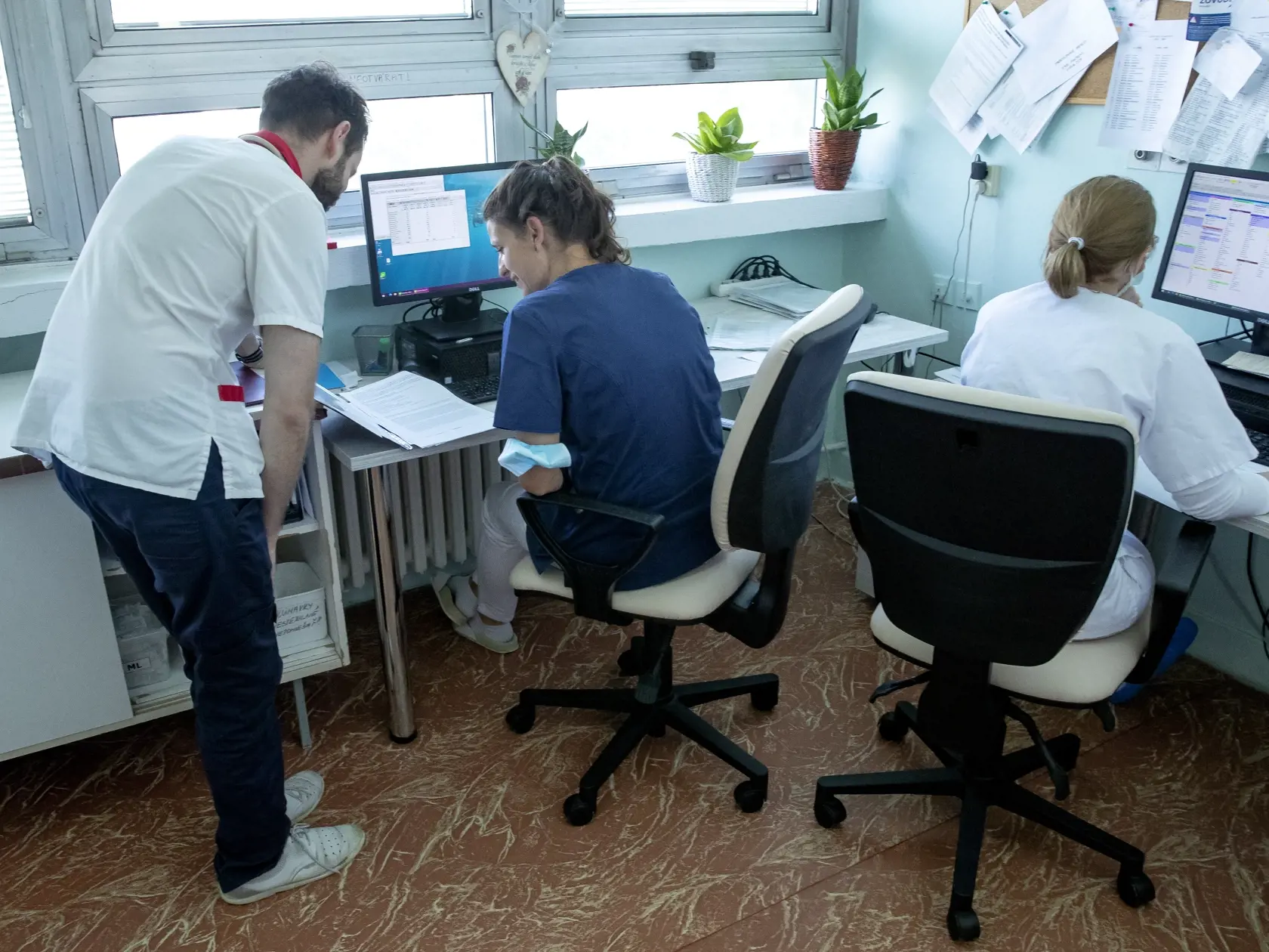 Aktuálna situácia s ochorením Covid - 19 na Slovensku. Klinika Infektológie a geografickej medicíny na bratislavských Kramároch zaznamenala výrazný pokles pacientov s ochorením Covid - 19. Na snímke je doc. MUDr. Peter Sabaka, PhD.