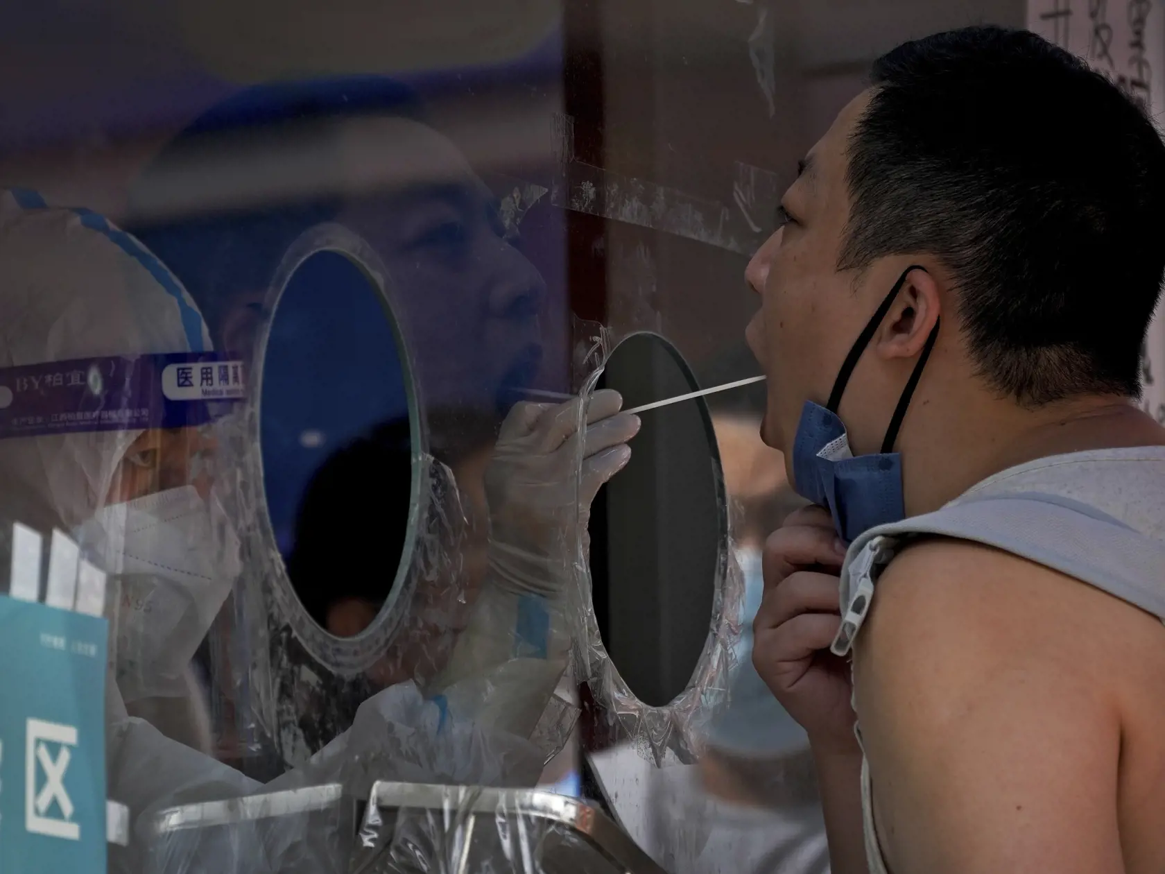 PK 17 Peking - Na snímke muž podstupuje odber vzorky z hltanu počas testu na ochorenie koronavírusu v Pekingu 23. augusta 2022. FOTO TASR/AP

A man gets his routine COVID-19 throat swab at a coronavirus testing site in Beijing, Tuesday, Aug. 23, 2022. (AP Photo/Andy Wong)