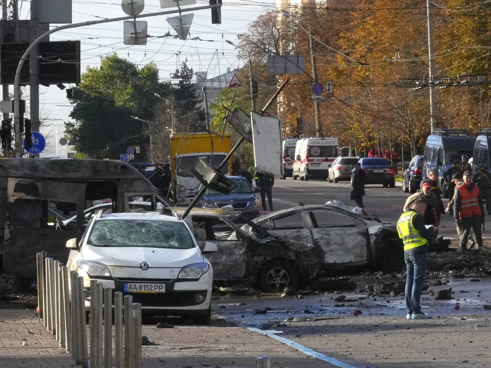 Policajti vyšetrujú na mieste ruského útoku v Kyjeve 10. októbra 2022.