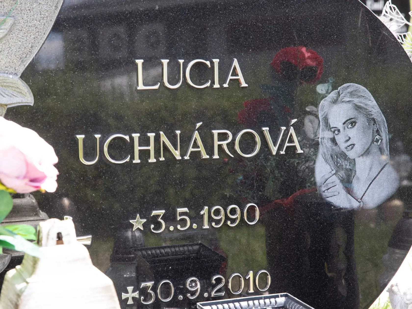 Lucia: Z domu v Snine odišla 3. septembra 2010. Mala dvadsať rokov, keď sa svoj život rozhodla zveriť do rúk Mateja Čurka.