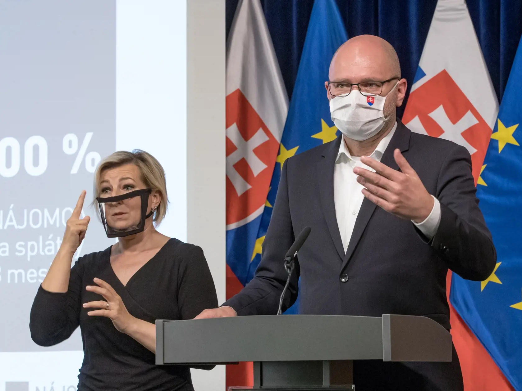 Premiér Igor Matovič a minister hospodárstva Richard Sulík, informovali médiá po rokovaní vlády o plánovanom finančnom príspevku na prenájom pre podnikateľov postihnutých koronakrízou na Slovensku. Na snímke je Richard Sulík