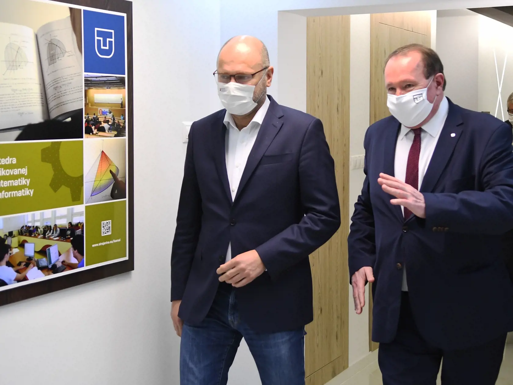 Strojnícku fakultu (SjF) Technickej univerzity v Košiciach (TUKE) navštívil dňa 27. mája 2020 minister hospodárstva SR Richard Sulík, ktorý sa oboznámil s možnosťou zriadenia Centra pre vodíkové technológie na TUKE, prezrel Prototypové a inovačné centrum SjF a oboznámil sa s výsledkami vedy a výskumu v aktuálnej problematike COVID – 19. Na snímke je vľavo minister hospodárstva SR Richard Sulík a vpravo rektor TUKE Stanislav Kmeť.