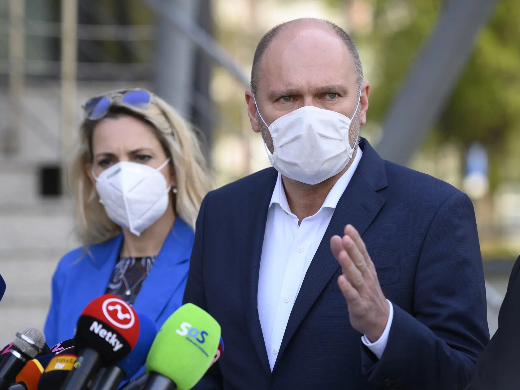 Na snímke je zľava poradkyňa ministra hospodárstva SR Jana Kiššová a minister hospodárstva Richard Sulík (SaS) počas tlačovej konferencie po prvom zasadnutí Ekonomickej krízovej rady v Bratislave.