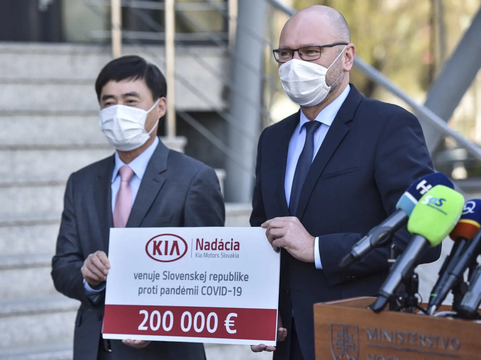 Na snímke je sprava minister hospodárstva SR Richard Sulík a prezident spoločnosti Kia Motors Slovakia Kyong-Jae Lee počas tlačovej konferencie po rokovaní o finančnej a materiálnej pomoci, ktorú poskytne Kia Motors Slovakia v súvislosti s pandémiou koronavírusu v Bratislave.