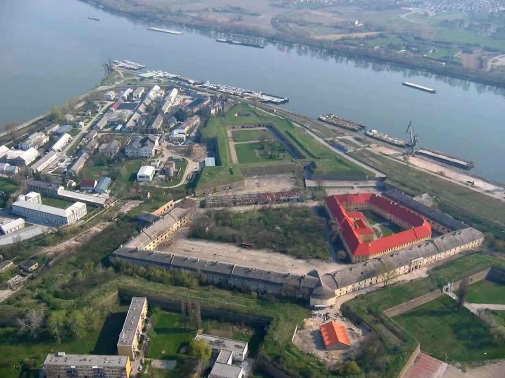 Stará vojenská pevnosť je národnou kultúrnou pamiatkou nachádzajúcou sa aj na predbežnom zozname Svetového kultúrneho dedičstva UNESCO. Pevnosť mala slúžiť ako obrana proti nájazdom Turkov, ktorým sa ju nikdy nepodarilo dobyť. Prehliadky pevnosti sú od júna do konca septembra od utorka do piatka v čase od 09.00 do 16.00 hod, v sobotu od 10.00 do 16.00 hod a v nedeľu od 11.00 do 16.00 hod. Vstupné je 3,00 € dospelí, žiaci, študenti, dôchodcovia a ZŤP 2 €, deti do 6 r. zdarma.
