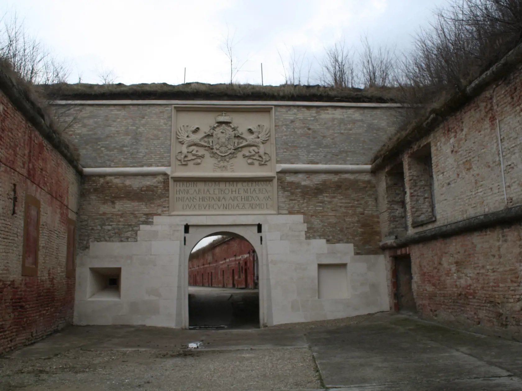 Ferdinandovu bránu zdobí na priečelí pamätná tabuľa, kde sú erb a nápis Ferdinand I. rímsky cisár. Výstavbu pevnosti nariadil v roku 1541 rímsko-nemecký cisár Ferdinand I. Habsburský, preto brána dostala meno po ňom. Bola prvou bastiónovou pevnosťou postavenou mimo Talianska. Stavať ju začali v roku 1546 a dokončil ju v roku 1557.