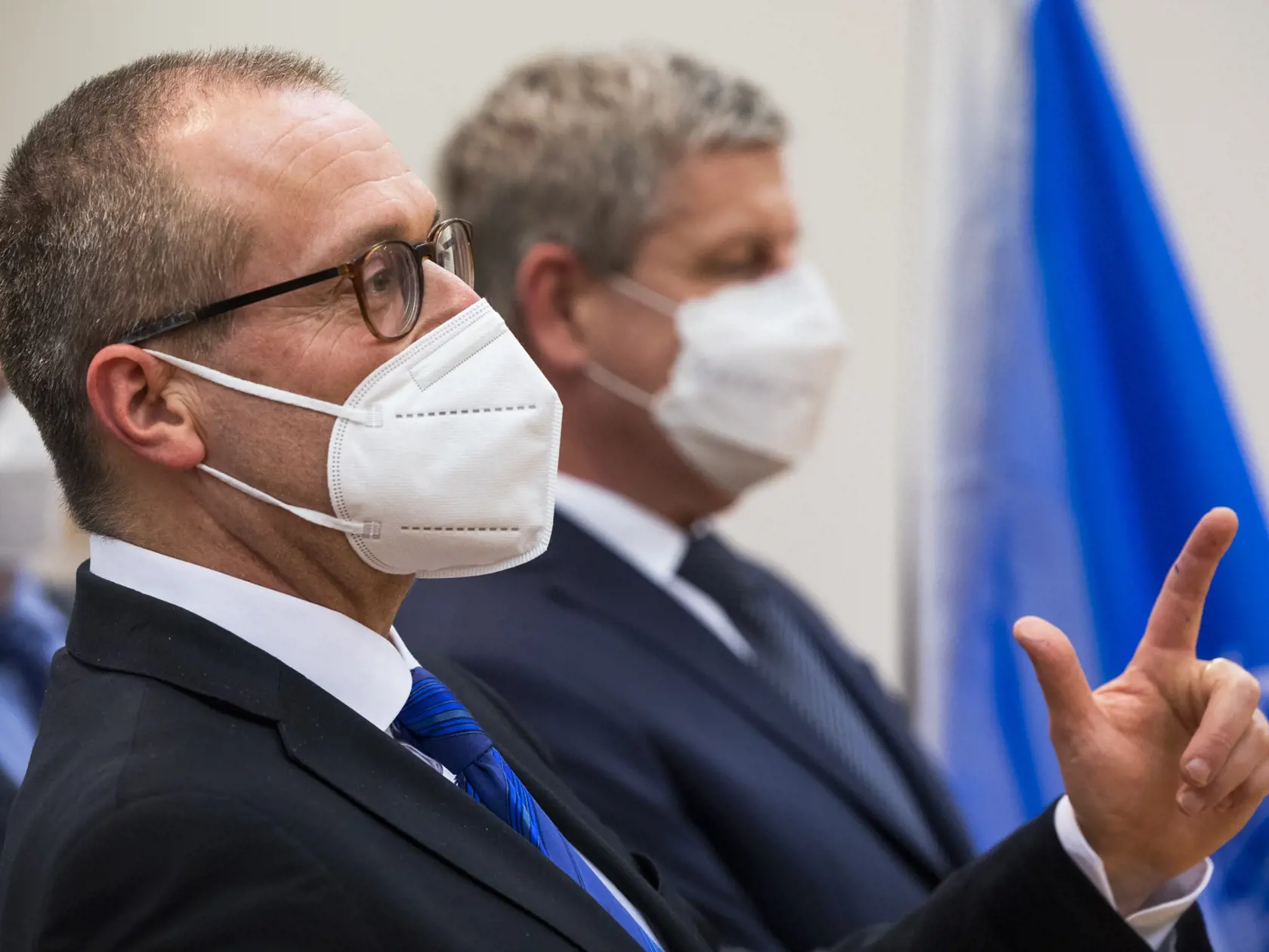 Na snímke zľava riaditeľ regionálneho úradu Svetovej zdravotníckej organizácie (WHO) pre Európu Hans Kluge a minister zdravotníctva SR Vladimír Lengvarský (nominant OĽaNO) počas tlačovej konferencie na tému: Spolupráca Svetovej zdravotníckej organizácie (WHO) a Slovenska v pandémii COVID-19 v Bratislave 20. decembra 2021. FOTO TASR - Jaroslav Novák