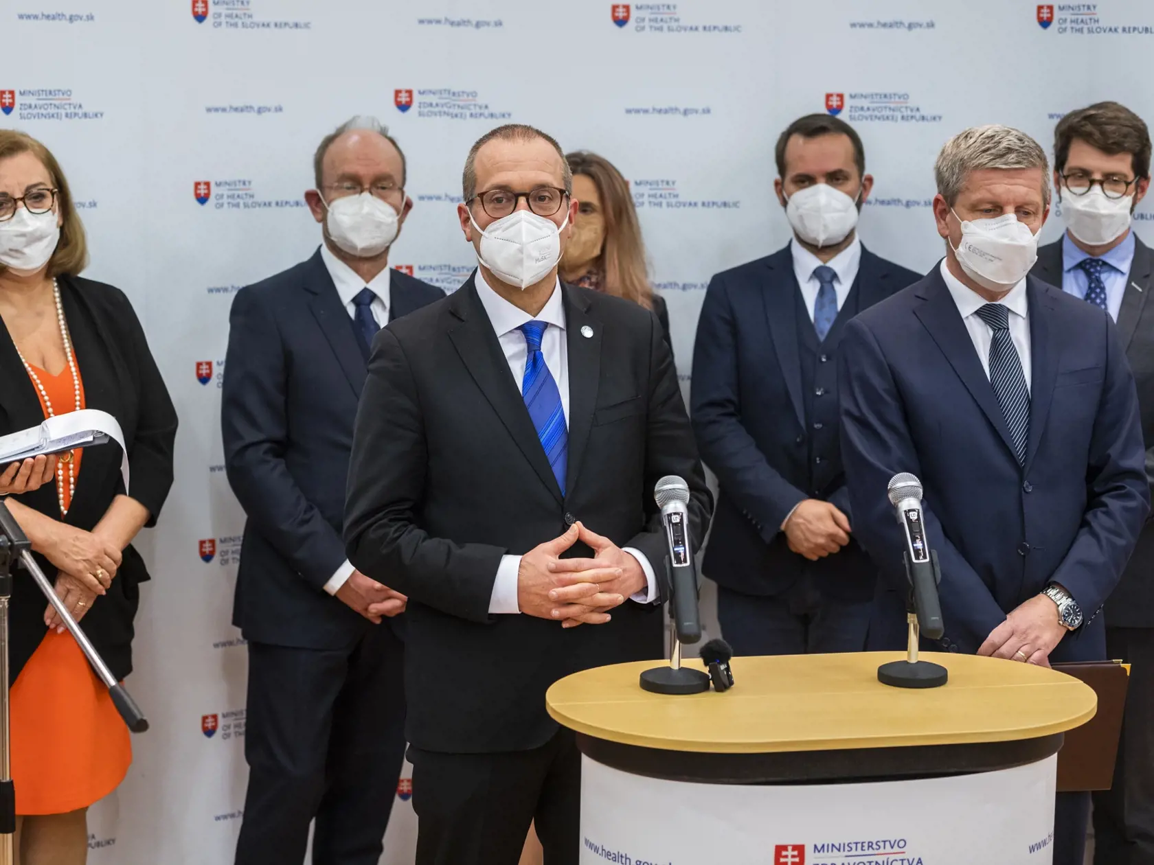 Na snímke v popredí zľava riaditeľ regionálneho úradu Svetovej zdravotníckej organizácie (WHO) pre Európu Hans Kluge a minister zdravotníctva SR Vladimír Lengvarský (nominant OĽaNO) počas tlačovej konferencie na tému: Spolupráca Svetovej zdravotníckej organizácie (WHO) a Slovenska v pandémii COVID-19 v Bratislave 20. decembra 2021. FOTO TASR - Jaroslav Novák