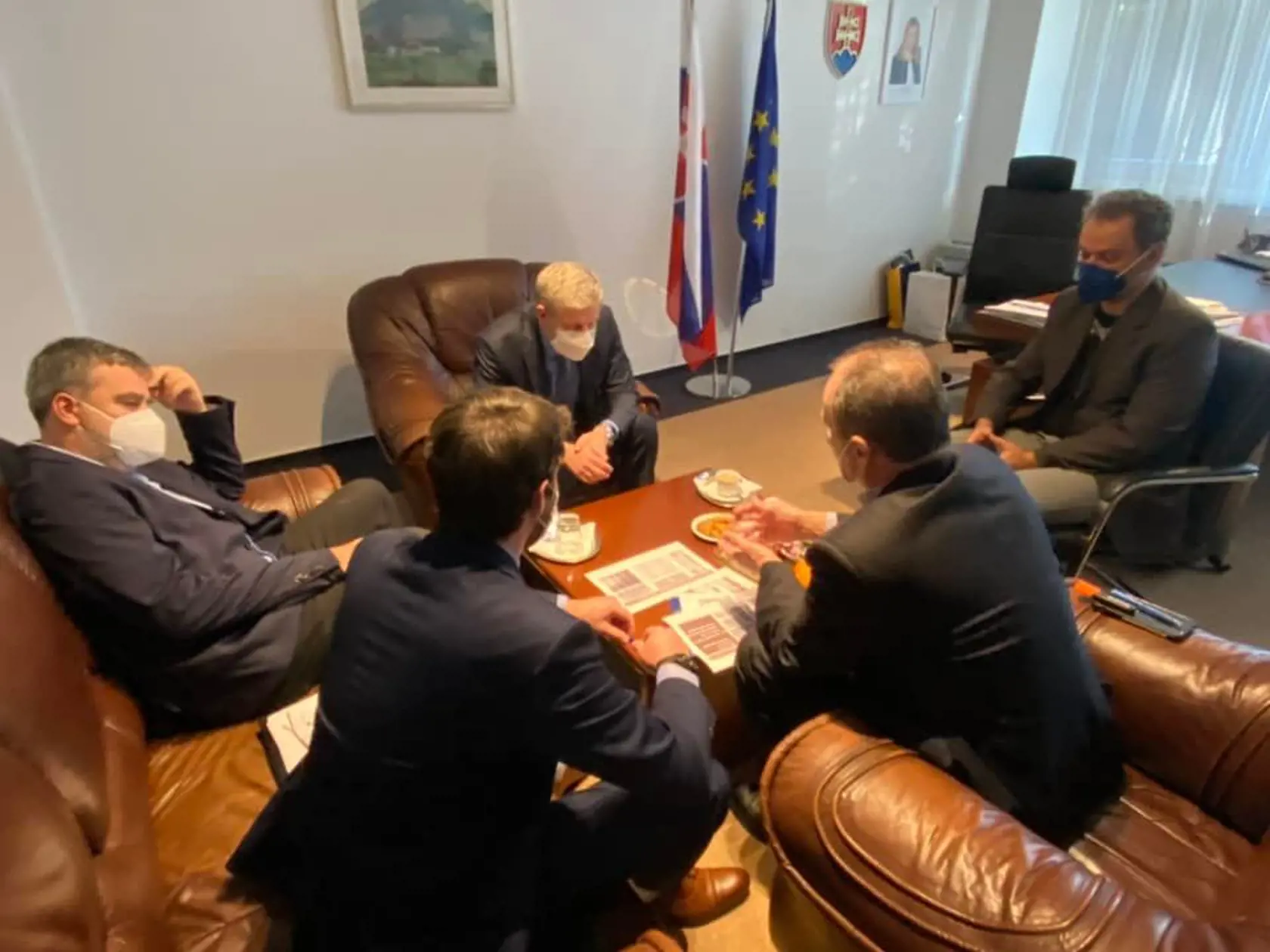 Intenzívne sledujeme aktuálnu situáciu a zodpovedne sa rozhodujeme. Minister zdravotníctva SR Vladimír Lengvarský pravidelne rokuje s analytickými špičkami. Rovnako aj dnes o aktuálnej situácii v pandémii COVID-19.