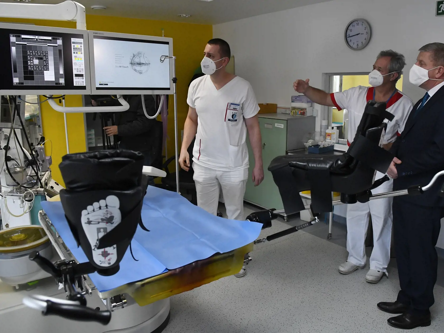 Novootvorené centrum pre diagnostiku a miniinvazívnu liečbu ochorení močových ciest vo Fakultnej nemocnici J. A. Reimana Prešov si prehliadol 27. decembra 2021 minister zdravotníctva SR Vladimír Lengvarský. Na snímke z prehliadky Centra pre diagnostiku a miniinvazívnu liečbu ochorení močových ciest vpravo minister zdravotníctva SR Vladimír Lengvarský, druhý sprava primár Oddelenia urológie FN J. A. Reimana Prešov Ivan Minčík a vľavo lekár Ivan Perečinský. Prešov, 27. decembra 2021. FOTO TASR – M