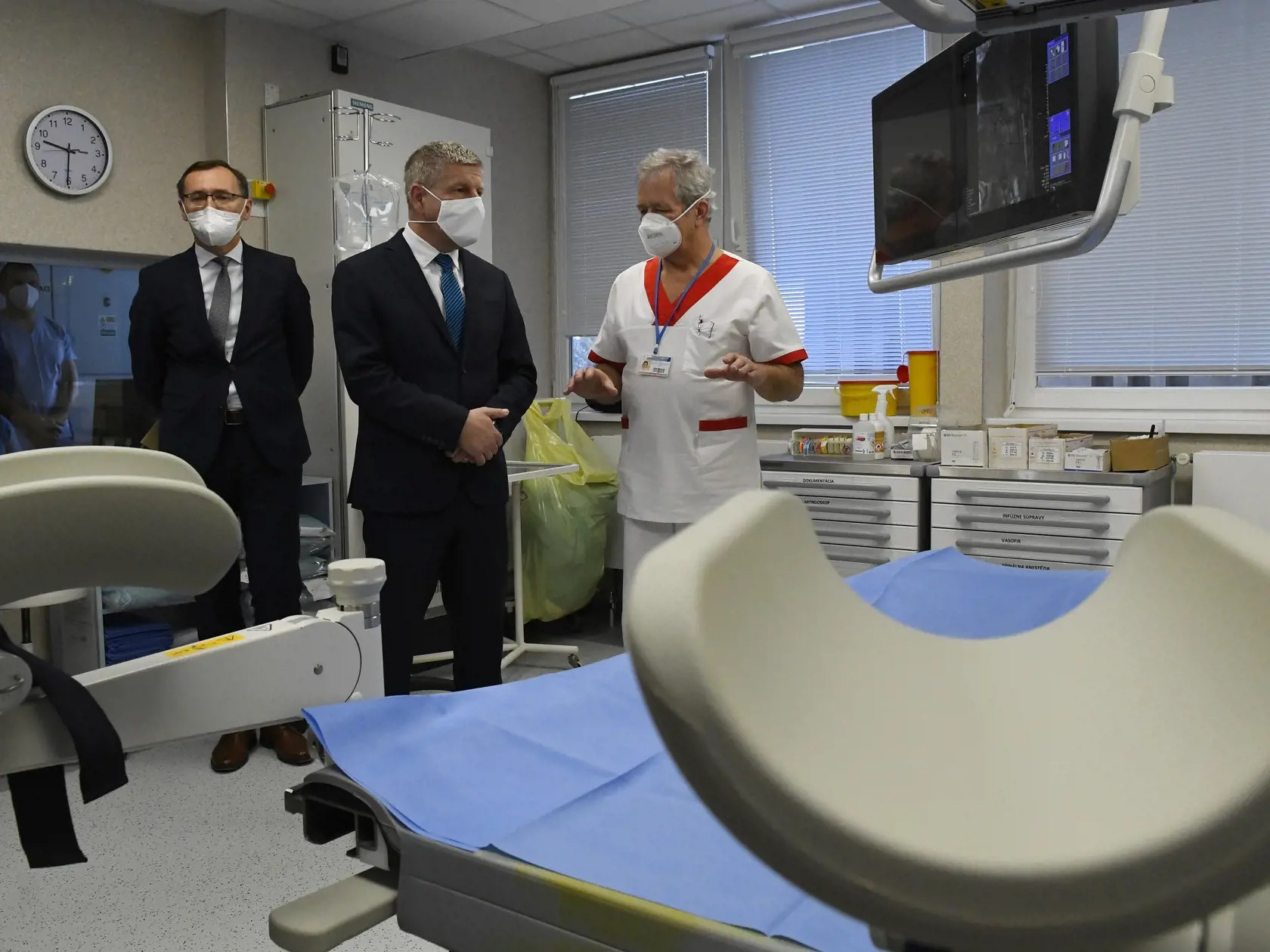 Novootvorené centrum pre diagnostiku a miniinvazívnu liečbu ochorení močových ciest vo Fakultnej nemocnici J. A. Reimana Prešov si prehliadol 27. decembra 2021 minister zdravotníctva SR Vladimír Lengvarský. Na snímke uprostred minister zdravotníctva SR Vladimír Lengvarský (nominant OĽANO), vpravo primár Oddelenia urológie FN J. A. Reimana Prešov Ivan Minčík a vľavo riaditeľ FN J. A. Reimana Prešov Ľubomír Šarník. Prešov 27. decembra 2021. FOTO TASR – Milan Kapusta
