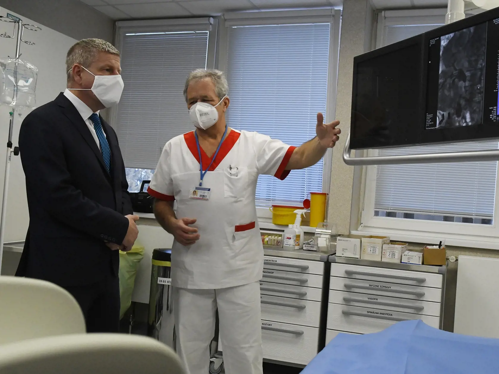 Novootvorené centrum pre diagnostiku a miniinvazívnu liečbu ochorení močových ciest vo Fakultnej nemocnici J. A. Reimana Prešov si prehliadol 27. decembra 2021 minister zdravotníctva SR Vladimír Lengvarský. Na snímke vľavo minister zdravotníctva SR Vladimír Lengvarský (nominant OĽANO), vpravo primár Oddelenia urológie FN J. A. Reimana Prešov Ivan Minčík. Prešov, 27. decembra 2021. FOTO TASR - Milan Kapusta