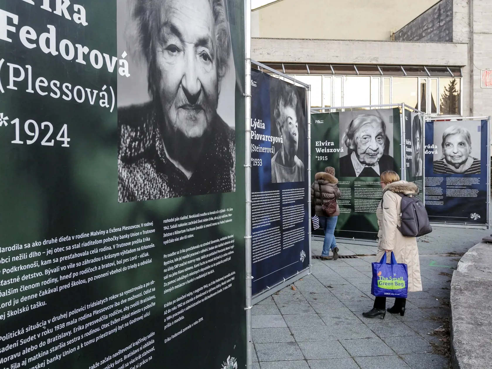 Snímka z výstavy Po druhej svetovej vojne, ktorá je projektom občianskeho združenia Post Bellum SK pred Domom kultúry v bratislavskej Dúbravke. Približuje príbehy ľudí, ktorí prežili druhú svetovú vojnu a holokaust. Príbehy sú doplnené súčasnými fotografiami preživších od Tomáša Halásza a grafikami od Matúša Maťátka. Štyri veže s 15 autentickými príbehmi tam budú stáť od nedele do 17. januára 2022. V Bratislave 30. decembra 2021. FOTO TASR - Dano Veselský