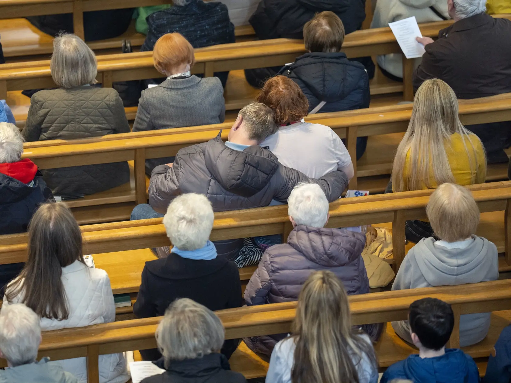 Veriaci sa modlia počas špeciálnej omše na Veľkonočný pondelok v metropolitnej katedrále svätého Andreja v škótskom Glasgowe v pondelok 21. apríla 2025 po tom, ako Vatikán oznámil úmrtie pápeža Františka. Pápež František zomrel v pondelok ráno vo svojom apartmáne Dome svätej Marty vo Vatikáne, kde býval. Príčinu jeho úmrtia Vatikán „pravdepodobne“ verejnosti oznámi v pondelok večer - po obrade potvrdenia smrti plánovanom na 20.00 h, informoval tlačový úrad Vatikánu.