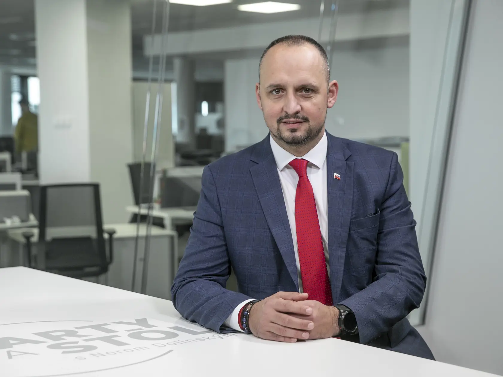  Na snímke je diskusná relácia "Karty na stôl", ktorej hosťom bol  poslanec NRSR za KDH František Majerský.