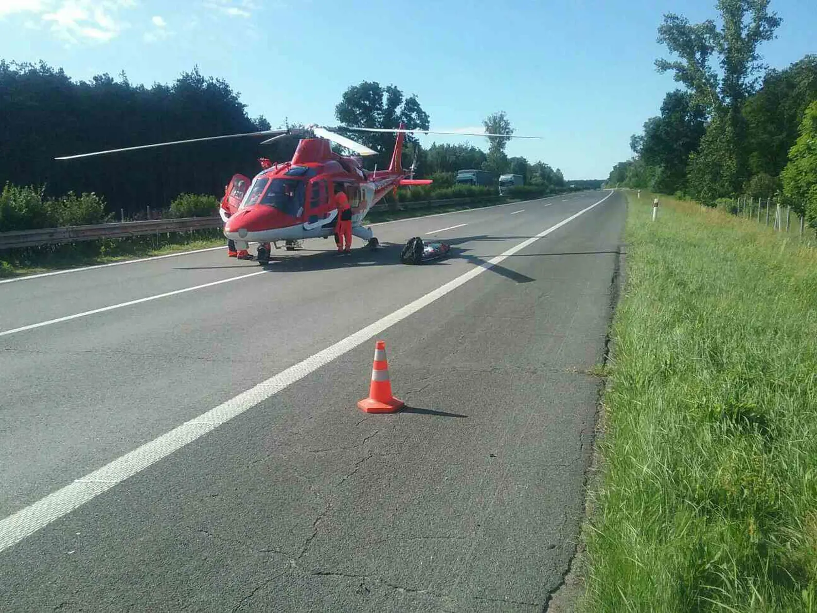 Na mieste tragickej nehody musel zasahovať aj vrtuľník.