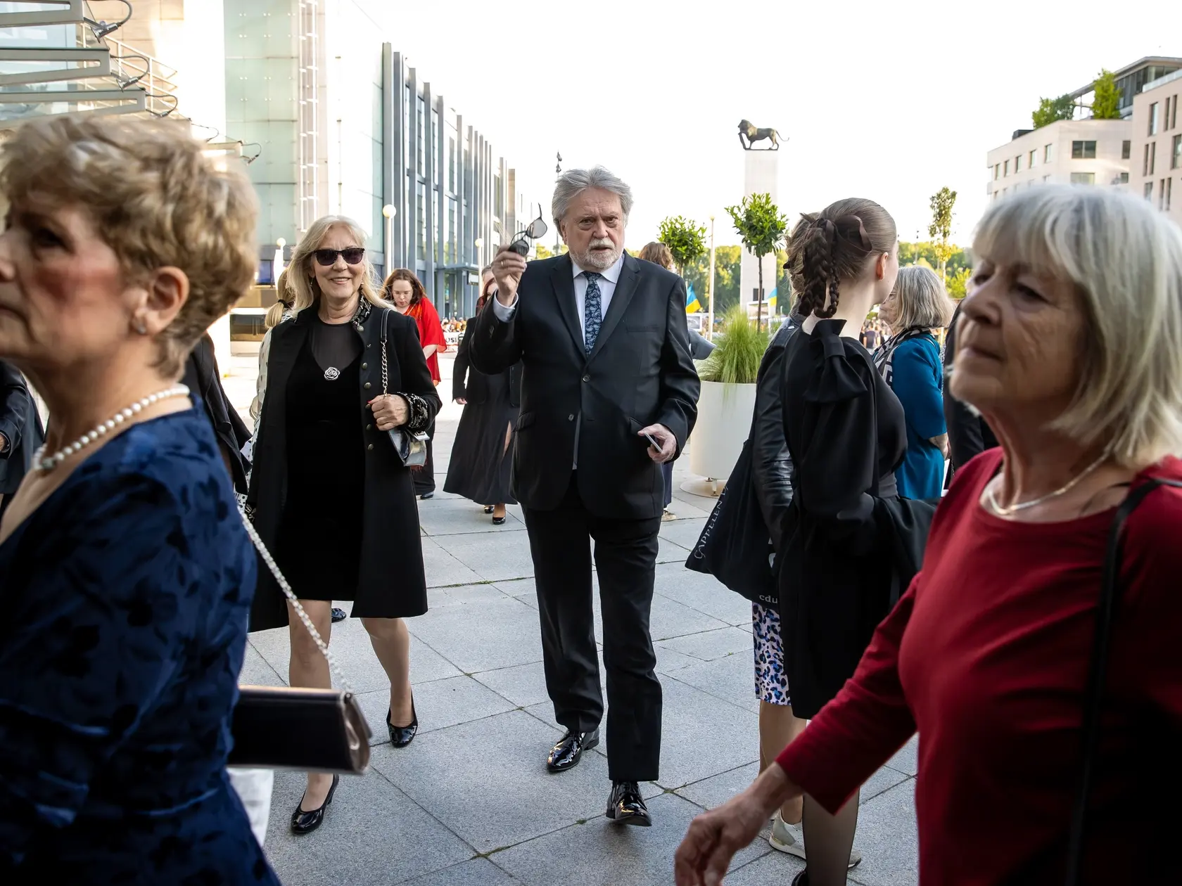 Na snímke Dušan Jarjabek, ktorý prichádza na vystúpenie ruskej opernej speváčky Anny Netrebko do novej budovy Slovenského národného divadla v Bratislave. 