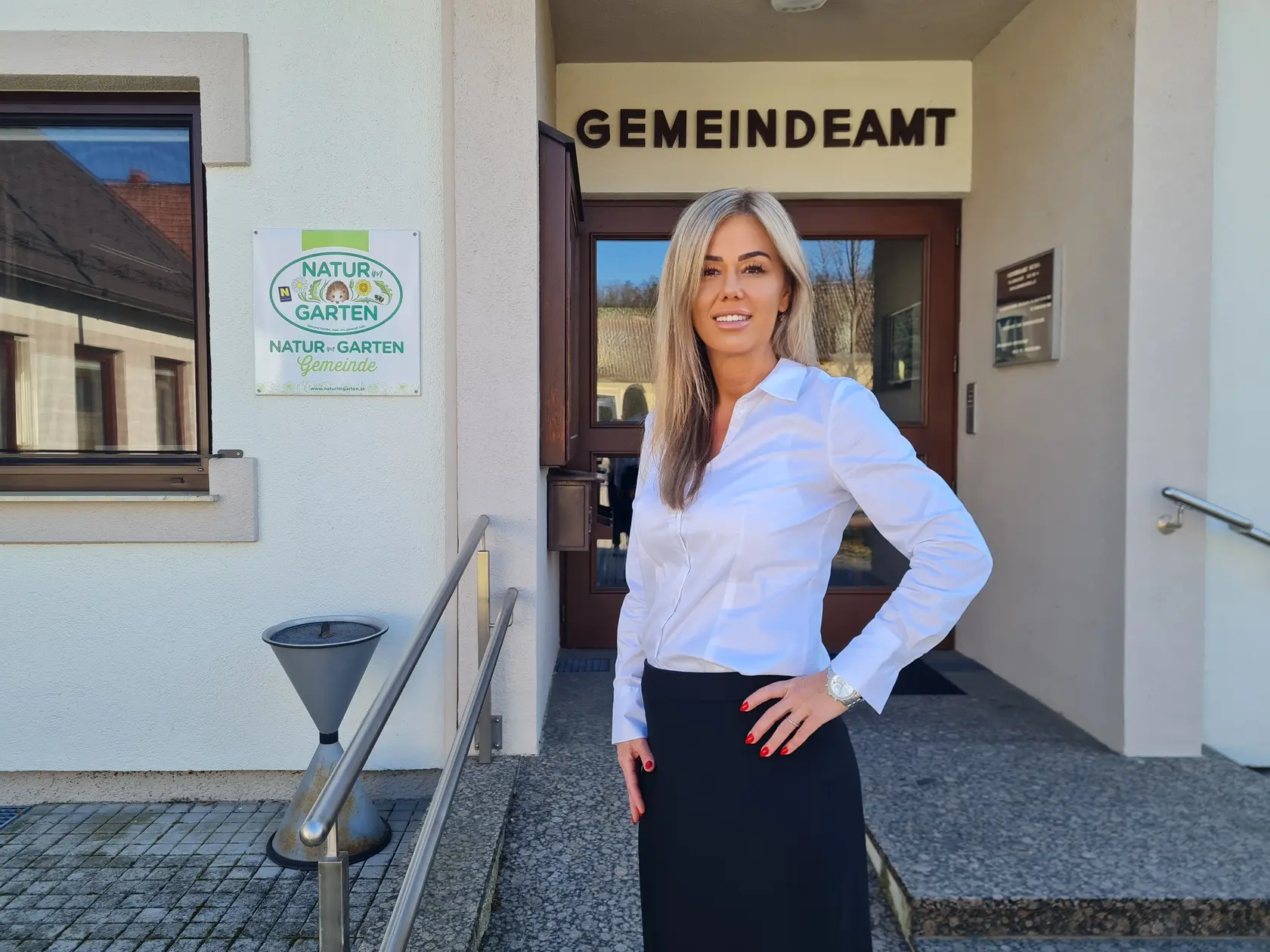 Barbora pred miestnym úradom v Bergu, kde je poslankyňou.