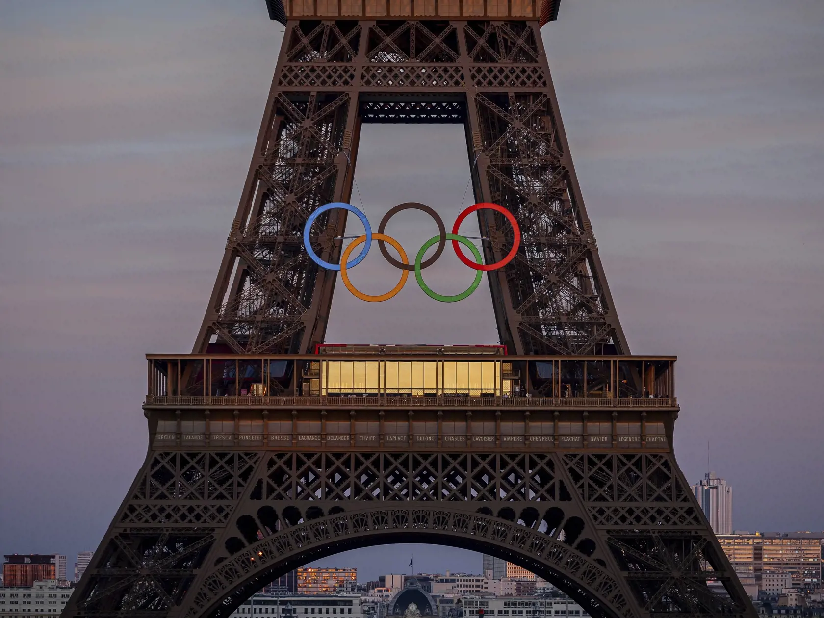 Na snímke olympijské kruhy na Eiffelovej veži v piatok 7. júna 2024 v Paríži. Organizátori parížskych olympijských hier namontovali kruhy na Eiffelovu vežu 50 dní do začiatku letných hier.