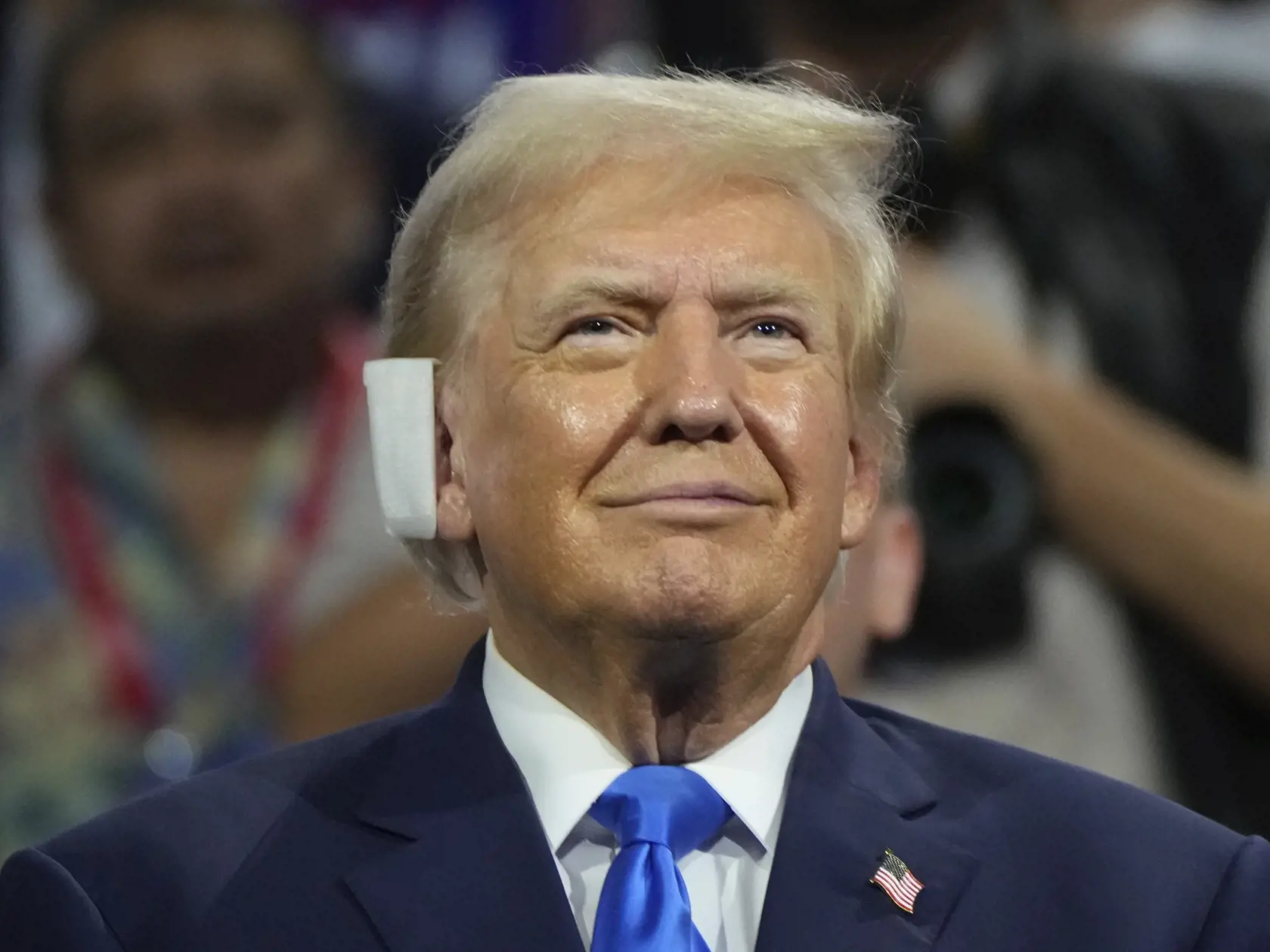 Trump sa 2 dni po atentáte ukázal s obviazaným uchom. FOTO TASR/AP