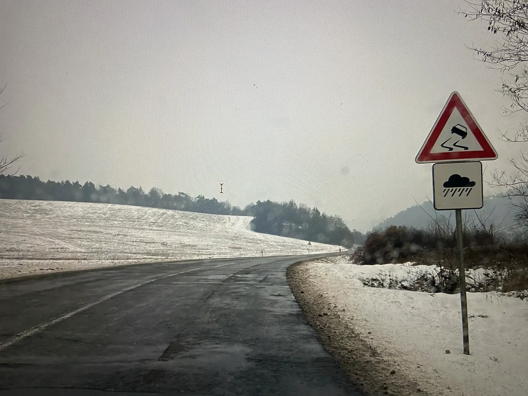Úsek cesty lemujú dopravné značky upozorňujúce na nebezpečenstvo.