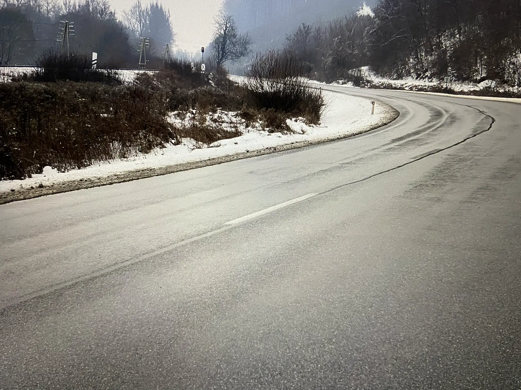 Passat, ktorý šoféroval Majo (†21) jazdil v smere od Ľubiše na Humenné, prešiel do protismeru a skončil v priekope vľavo.