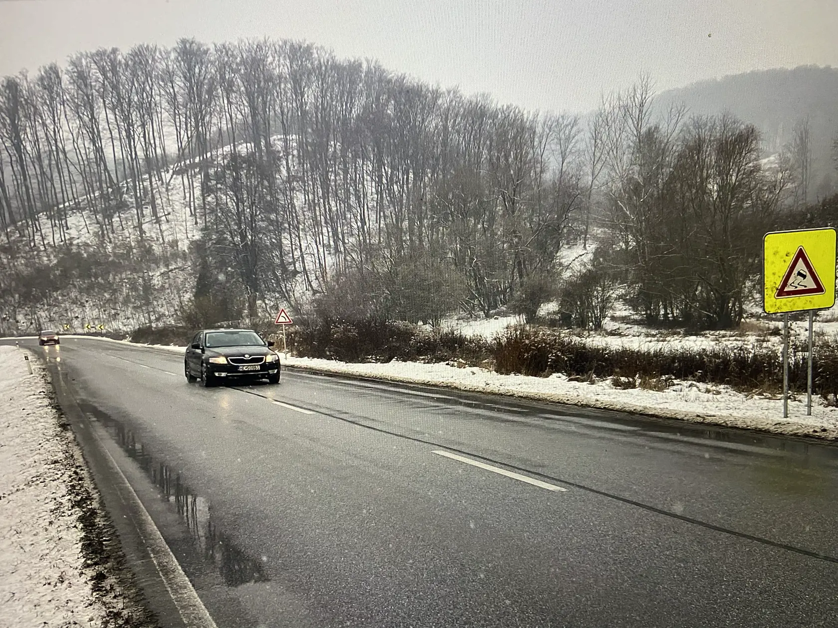 Zákruta, kde sa tragická nehoda, pri ktorej vyhasli životy troch mladých ľudí, patrí k úsekom s častými dopravnými nehodami.