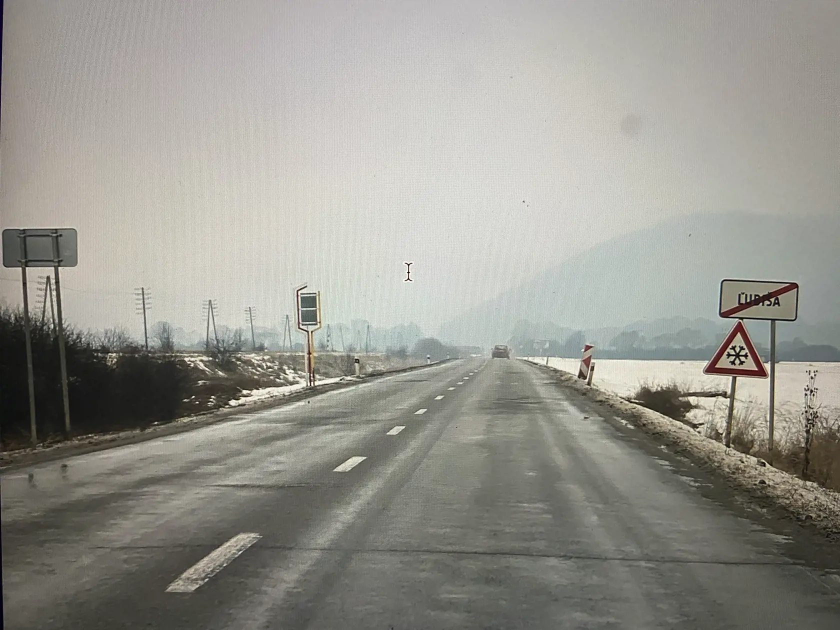 Za obcou Ľubiša vedie rovná cesta. Pred zákrutou sa mierne nakláňa doľava.