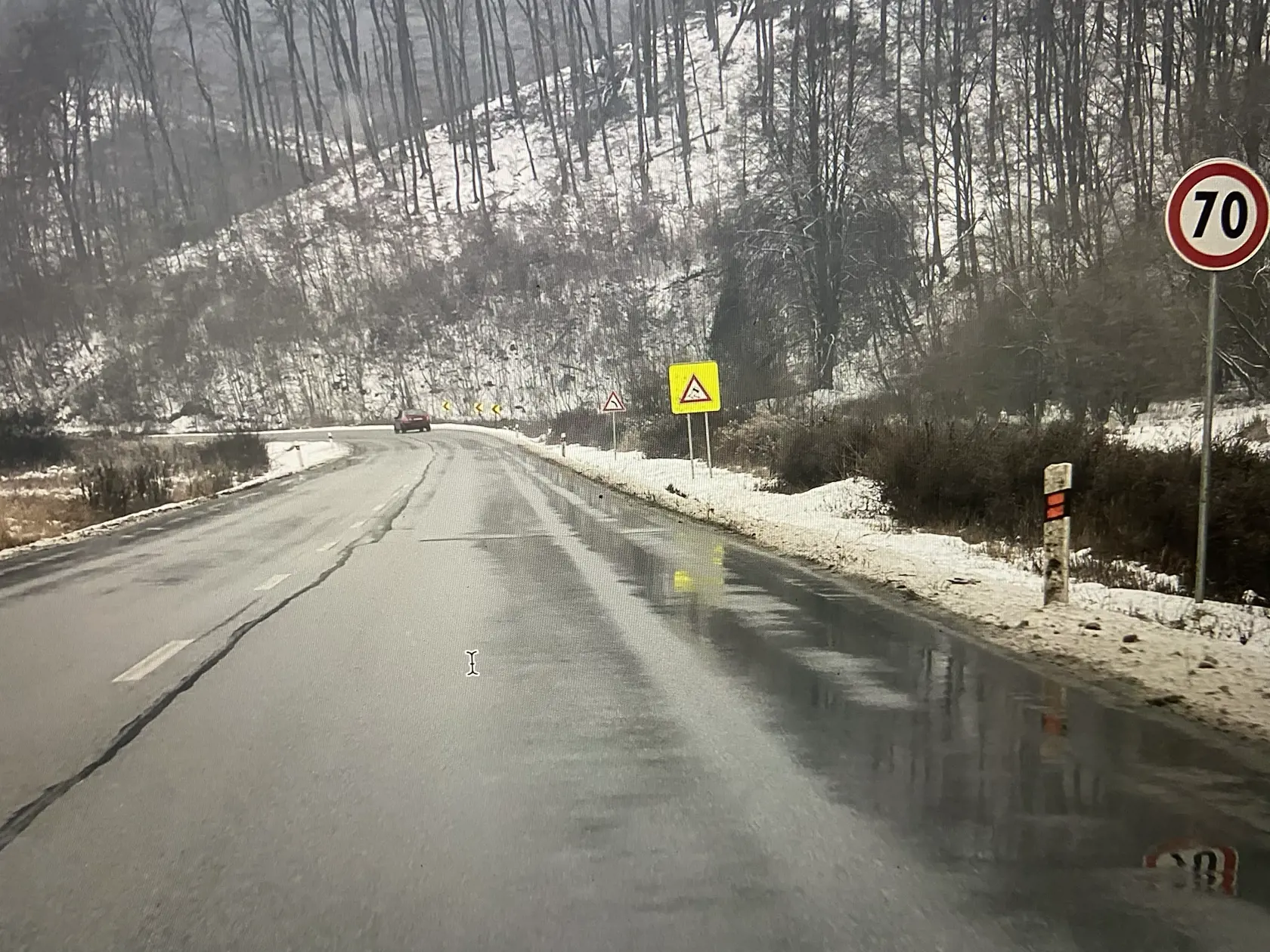 Pred zákrutou je prikázaná maximálna rýchlosť 70 km za hodinu.