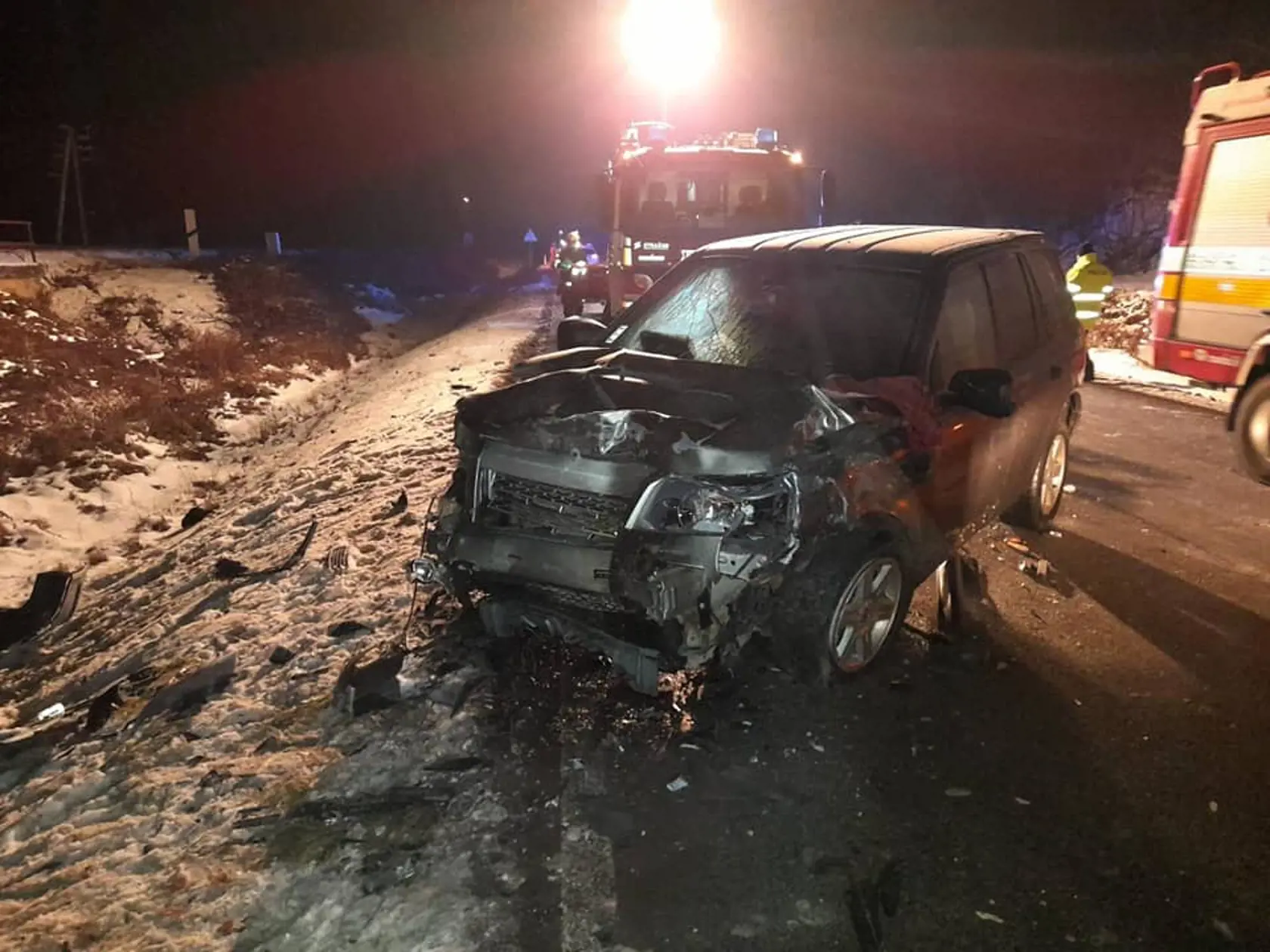 Dopravnú nehodu dvoch osobných motorových vozidiel, ku ktorej došlo v utorok popoludní neďaleko Humenného, neprežili traja z jej siedmich účastníkov.