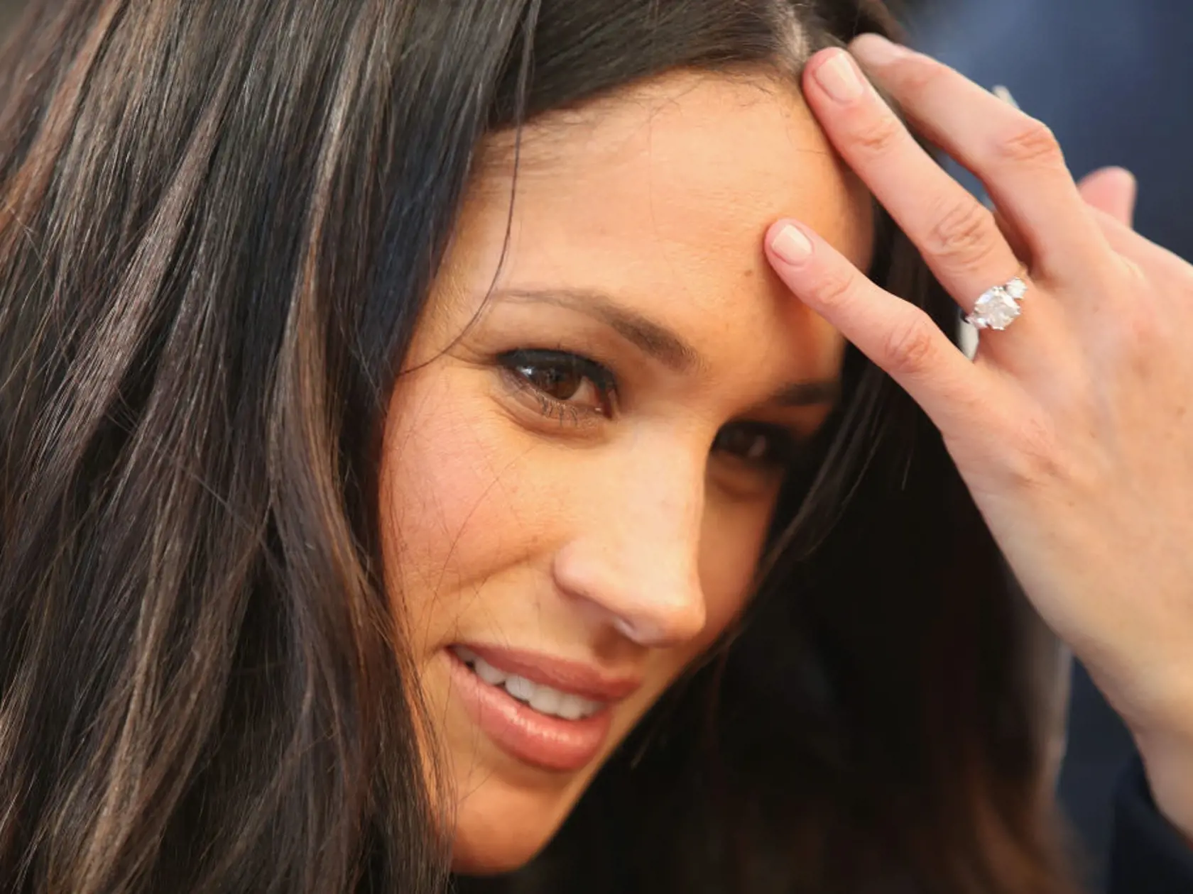 Meghan sa 1. decembra 2017 v Nottinghame takto pochválila zásnubným prsteňom.