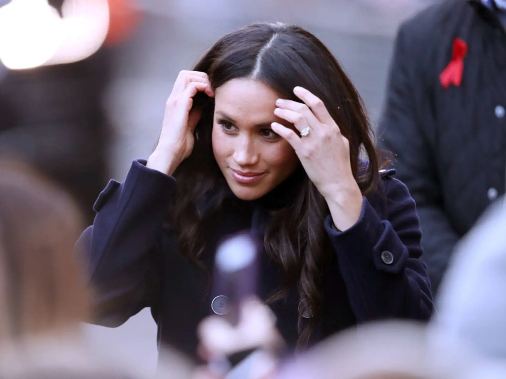Meghan vyčítali, že sa neustále prehrabáva vo vlasoch.